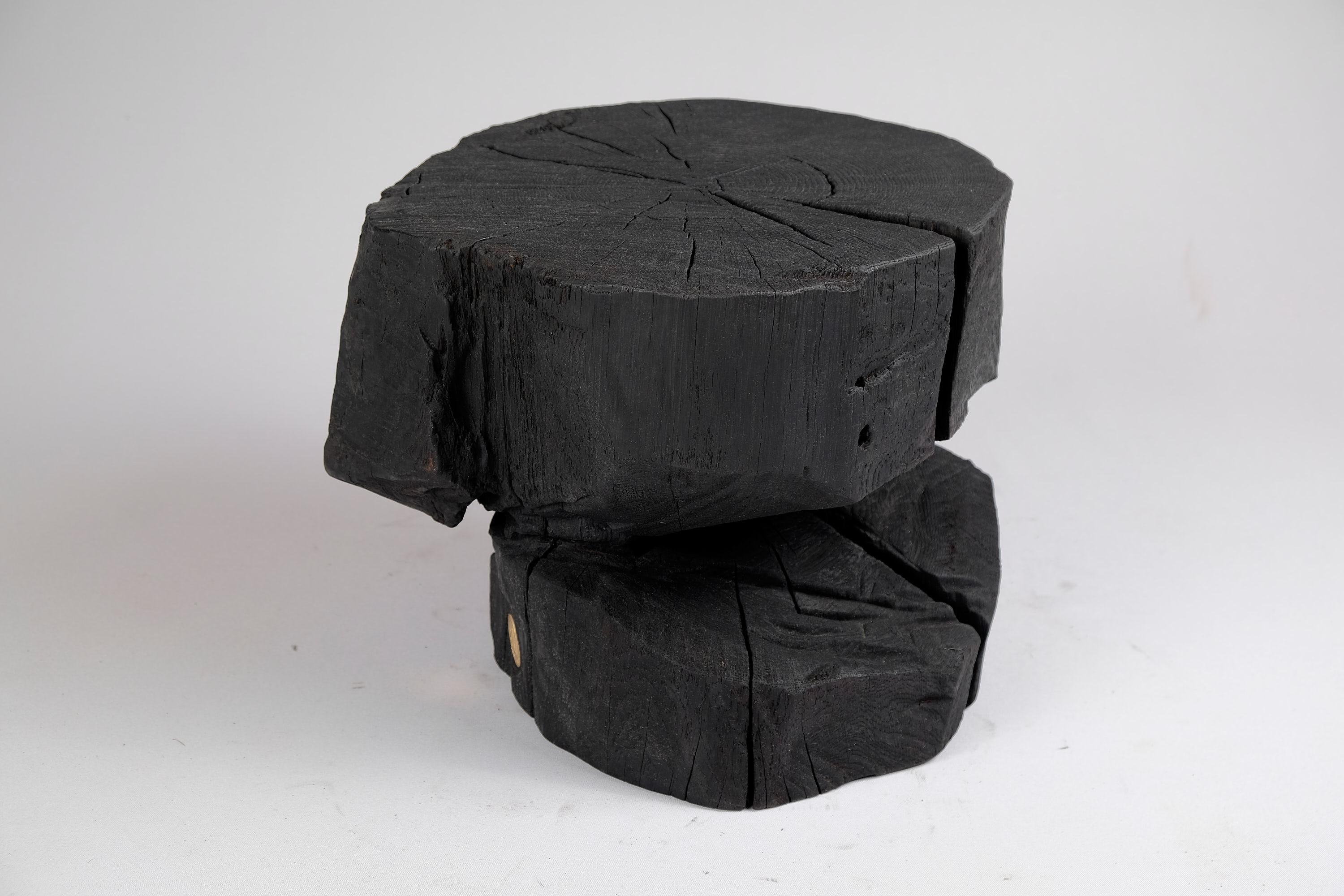 Sculpté Bois brûlé massif, tabouret/table d'appoint sculptural, roche, design original, Logniture en vente