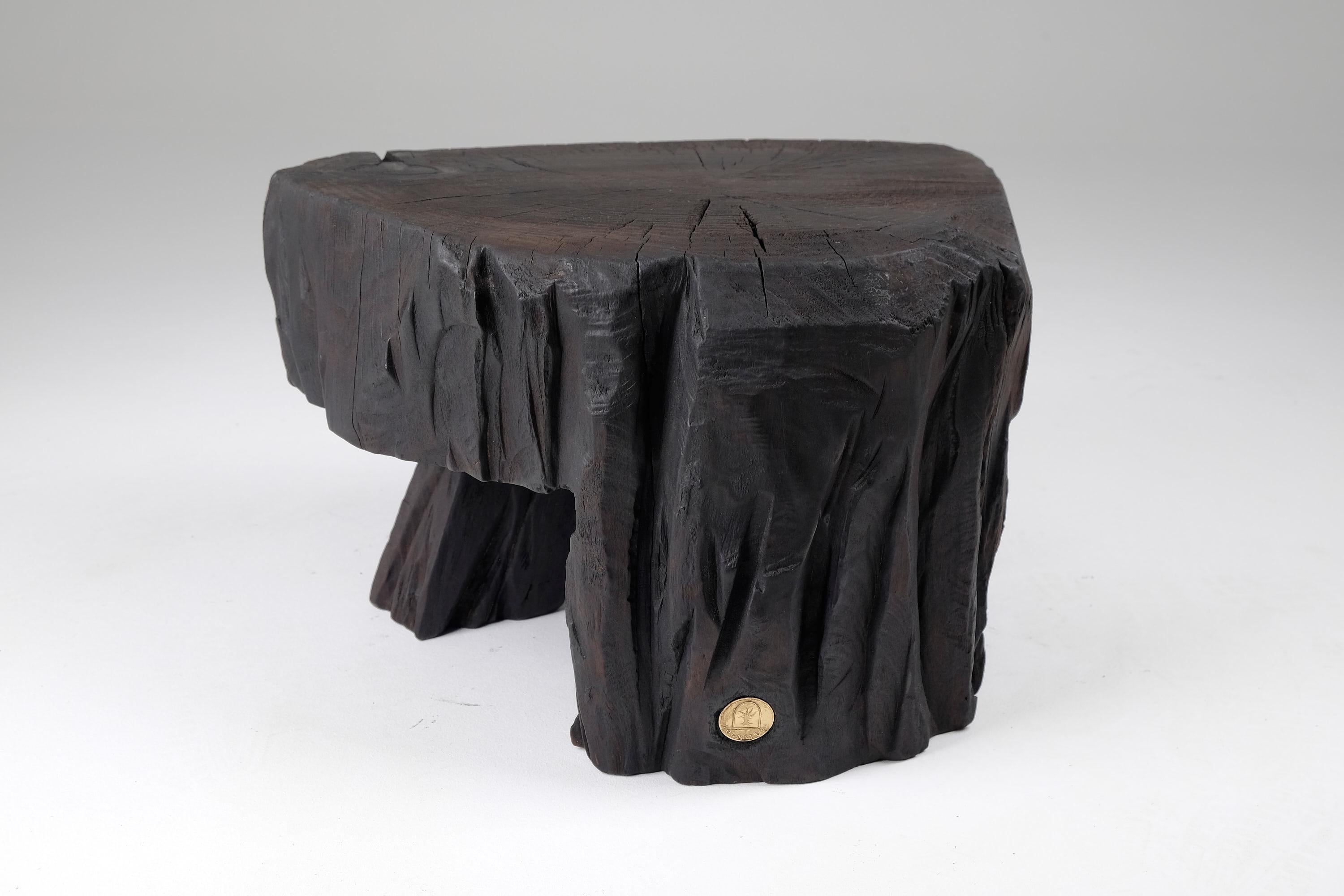 Sculpté Table tabouret/table d'appoint sculpturale en bois brûlé massif, design original, Logniture en vente