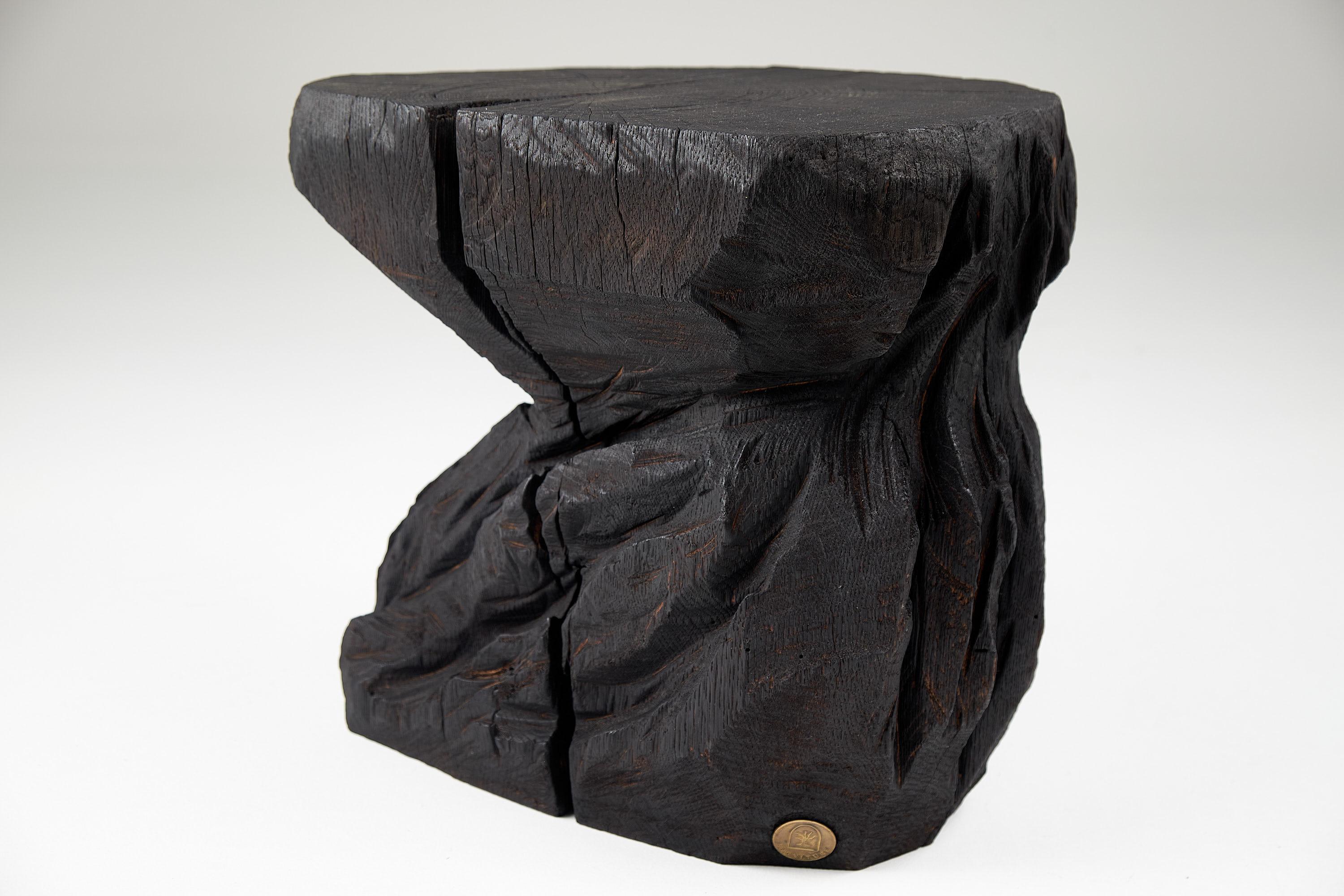 Sculpté Bois brûlé massif, tabouret/table d'appoint sculptural, roche, design original, Logniture en vente
