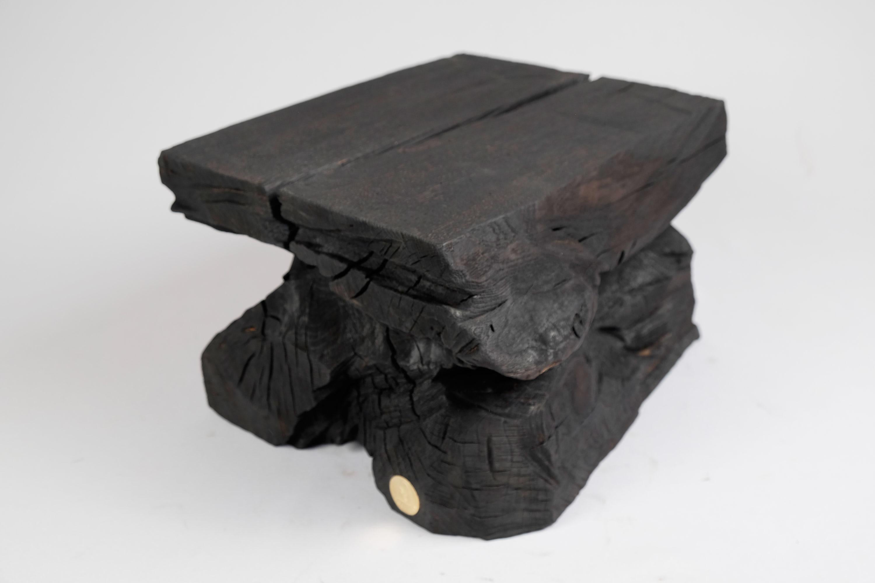 Sculpté Bois brûlé massif, tabouret/table d'appoint sculptural, roche, design original, Logniture en vente