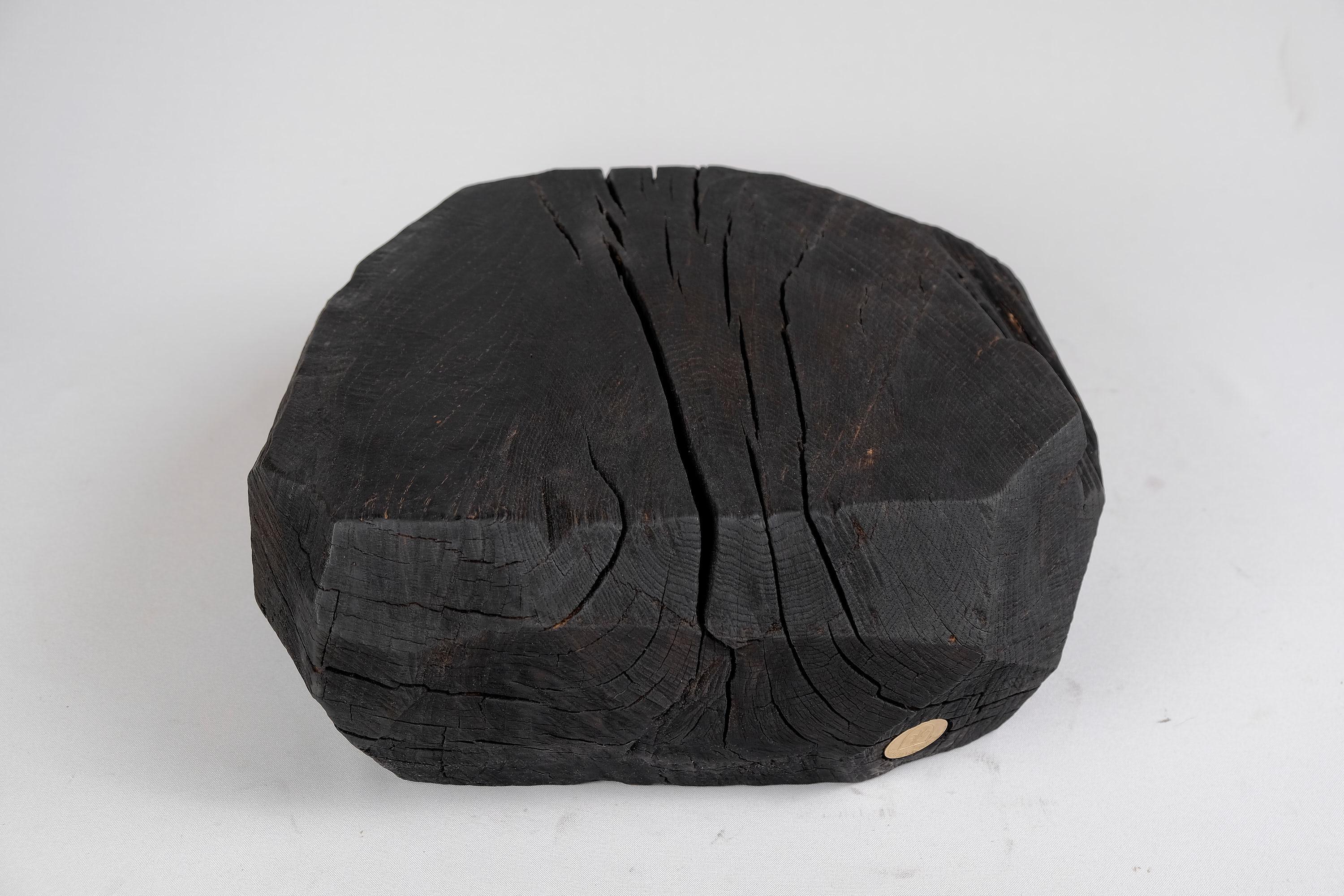 Bois brûlé massif, tabouret/table d'appoint sculptural, roche, design original, Logniture en vente 1