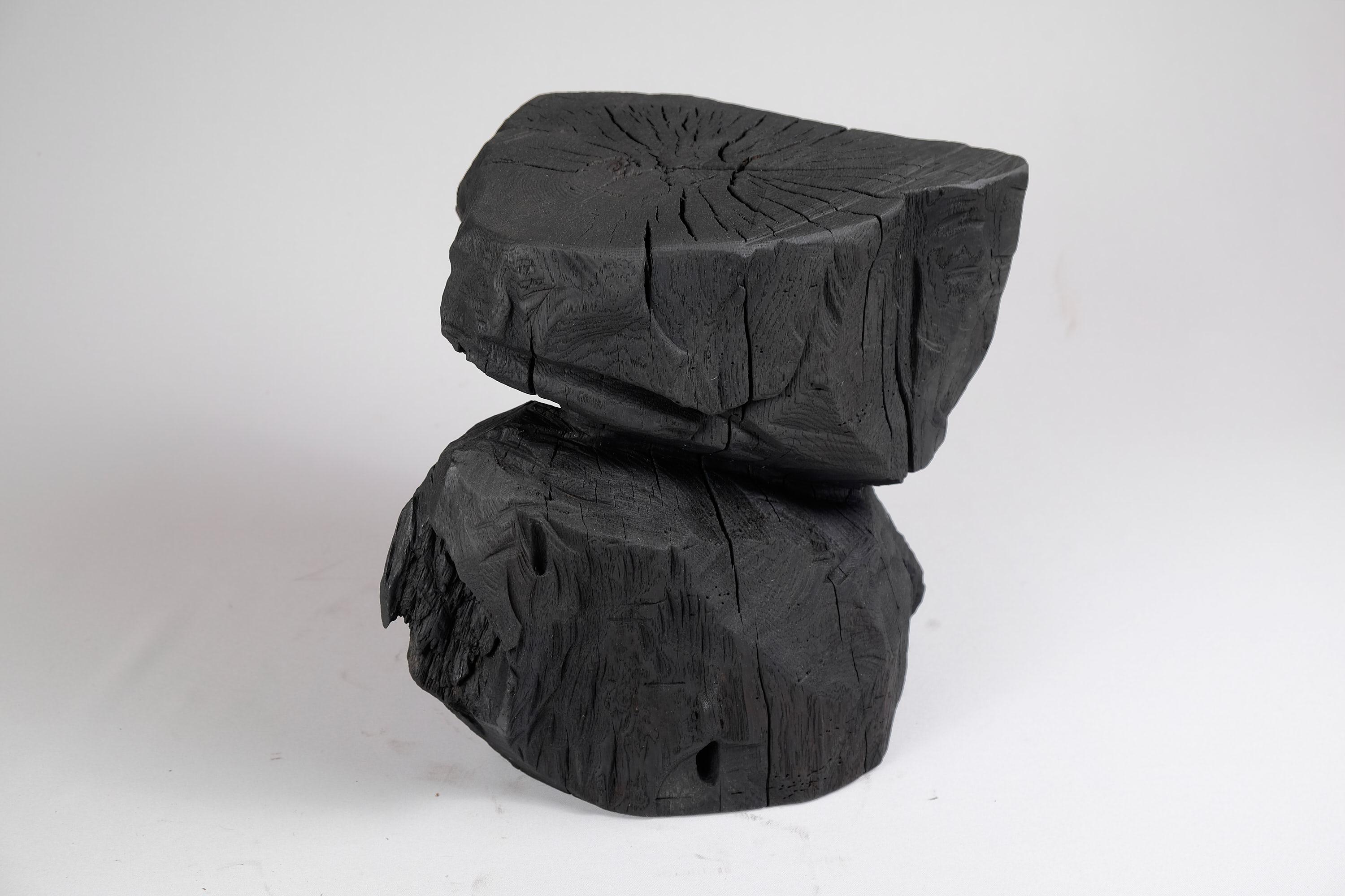 Bois brûlé massif, tabouret/table d'appoint sculptural, roche, design original, Logniture en vente 1