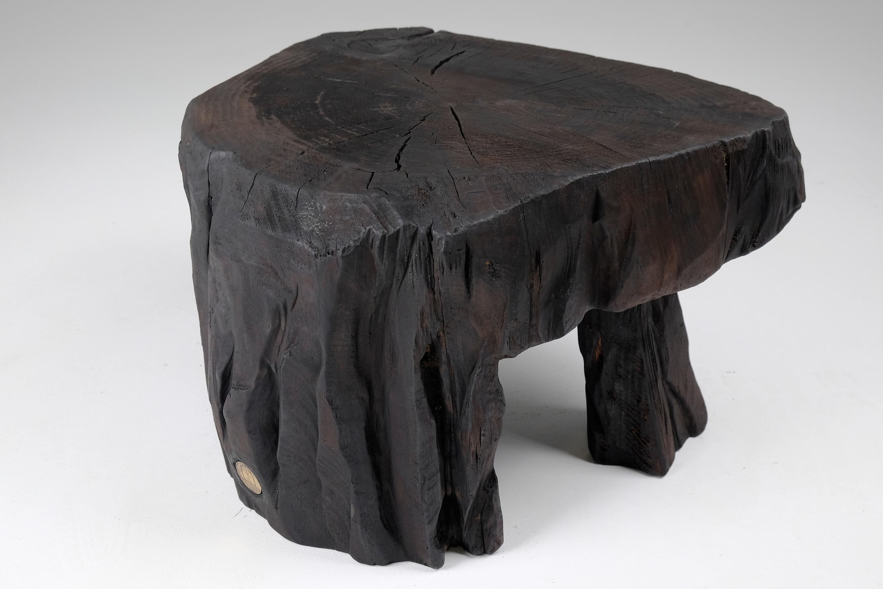 Skulpturaler Hocker/Beistelltisch aus massivem gebranntem Holz, Originaldesign, Logniture im Angebot 1