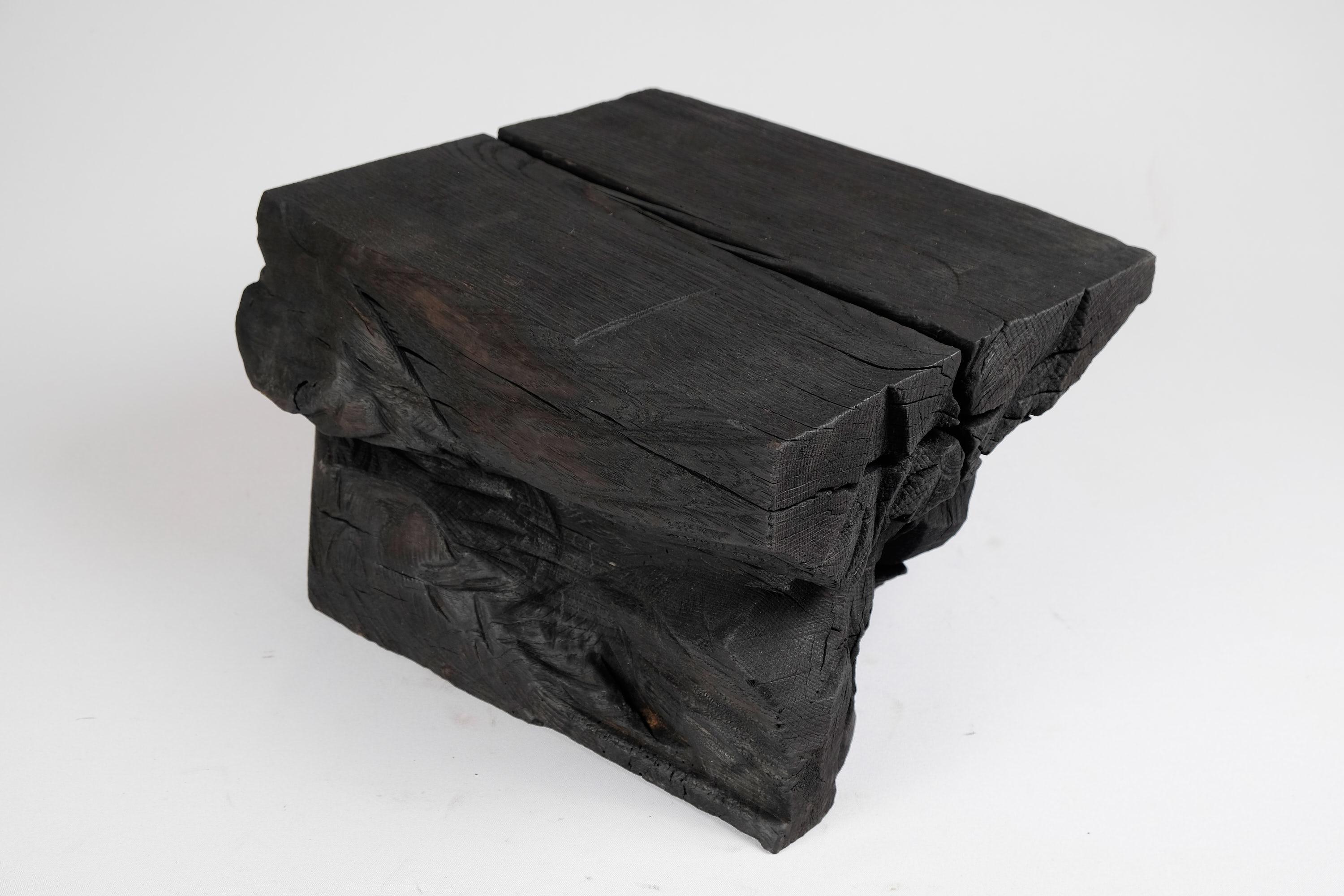 Bois brûlé massif, tabouret/table d'appoint sculptural, roche, design original, Logniture en vente 1