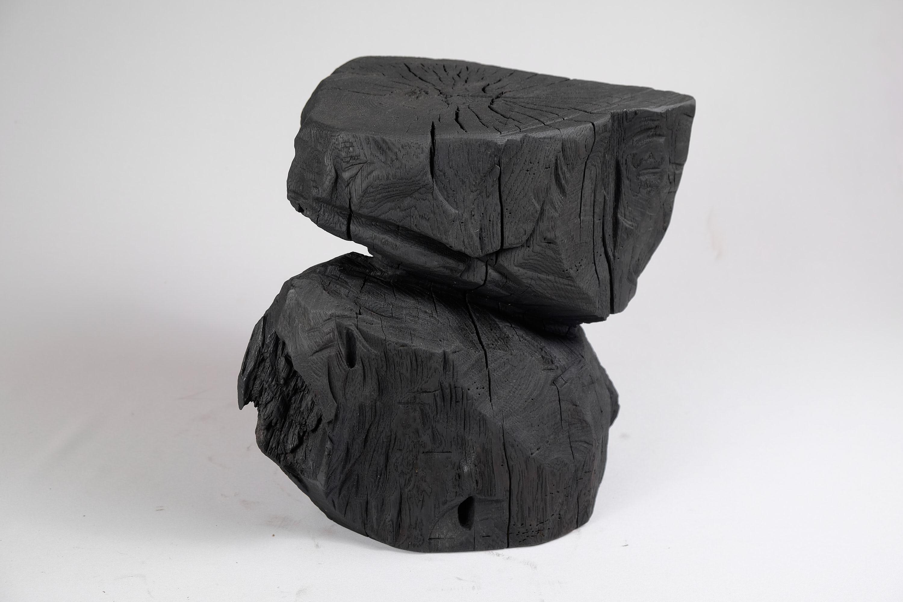 Bois brûlé massif, tabouret/table d'appoint sculptural, roche, design original, Logniture en vente 2