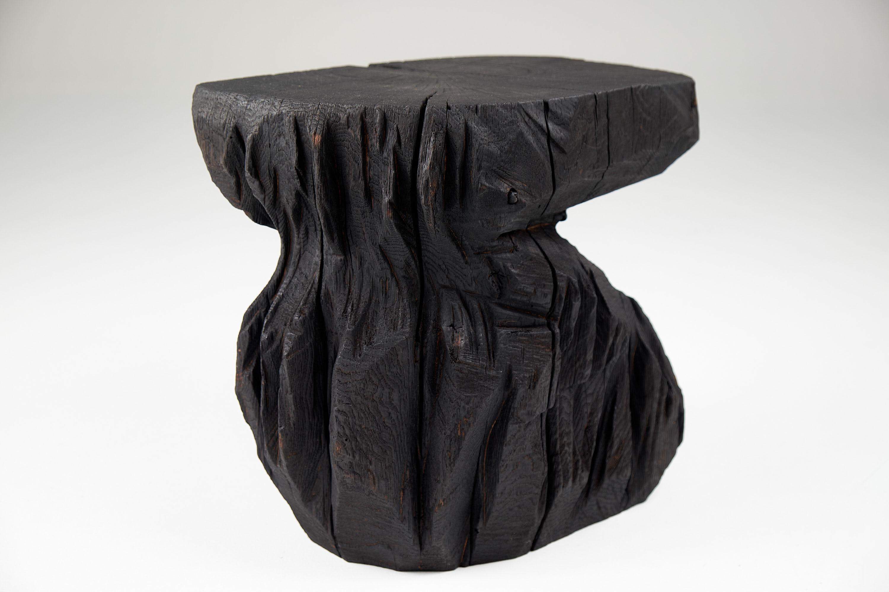 Bois brûlé massif, tabouret/table d'appoint sculptural, roche, design original, Logniture en vente 2