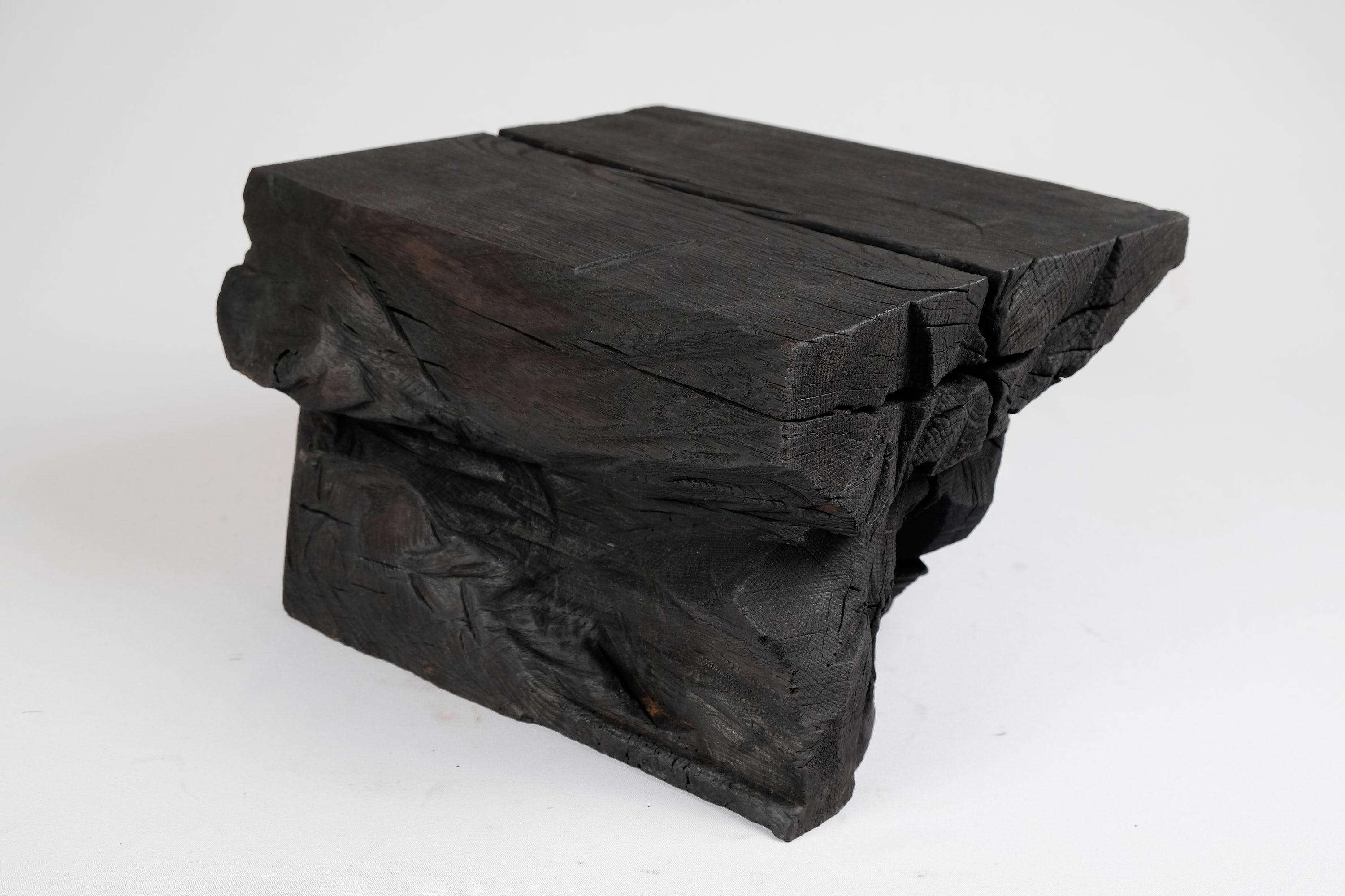 Bois brûlé massif, tabouret/table d'appoint sculptural, roche, design original, Logniture en vente 2