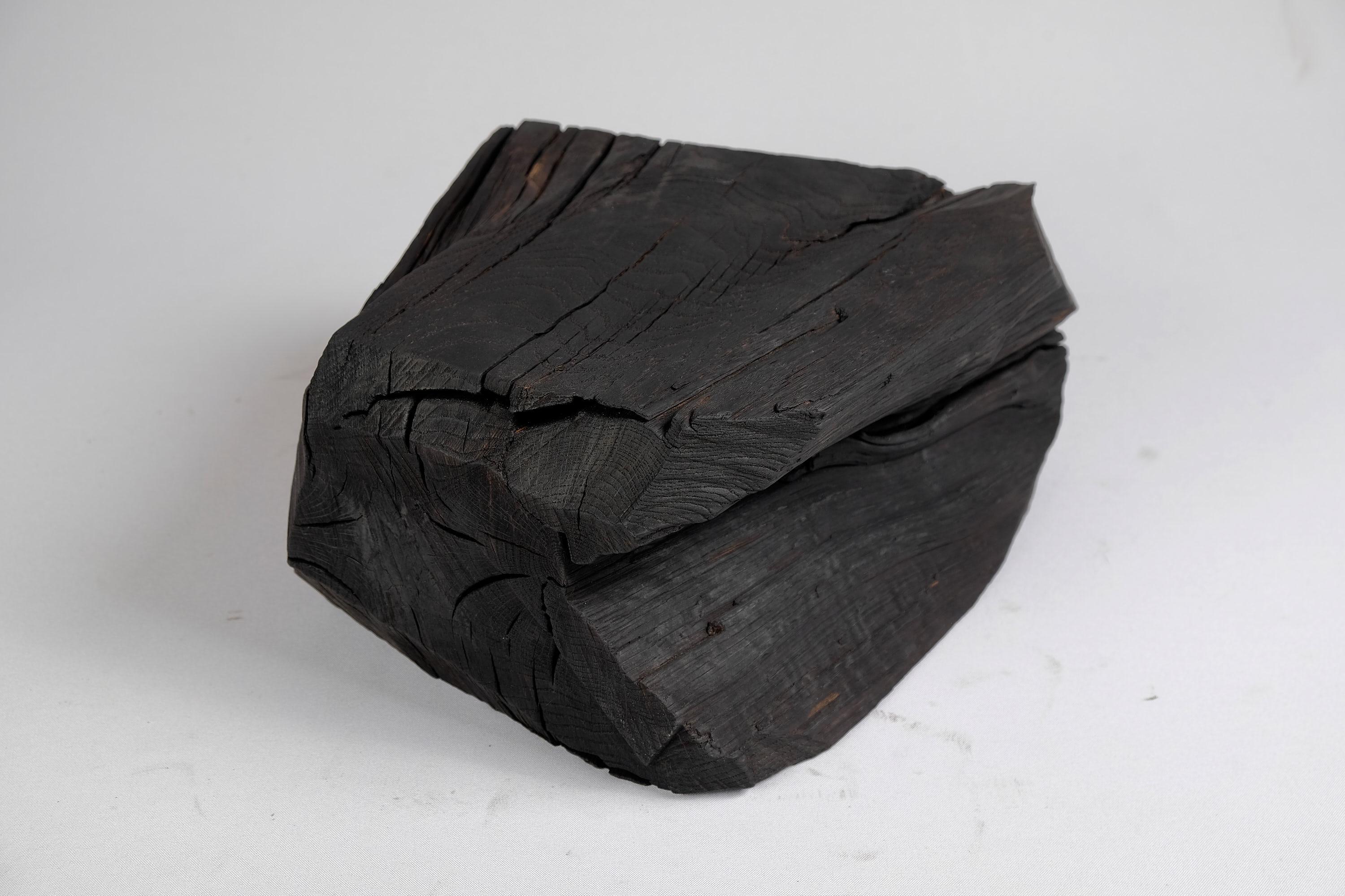 Massives gebranntes Holz, Beistelltisch, Hocker, Original Contemporary Design im Angebot 3
