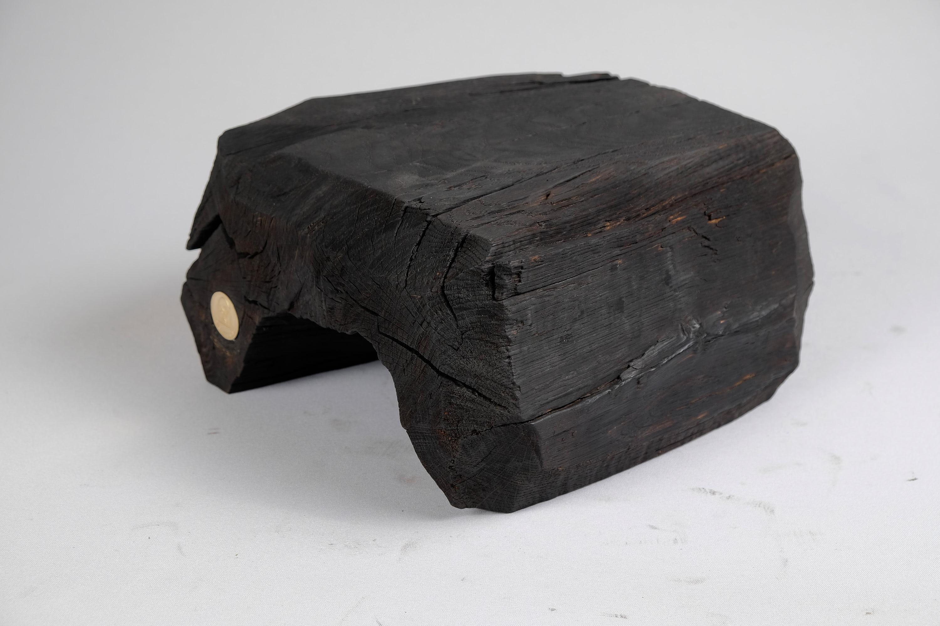 Massives gebranntes Holz, Beistelltisch, Hocker, Original Contemporary Design (Geschnitzt) im Angebot
