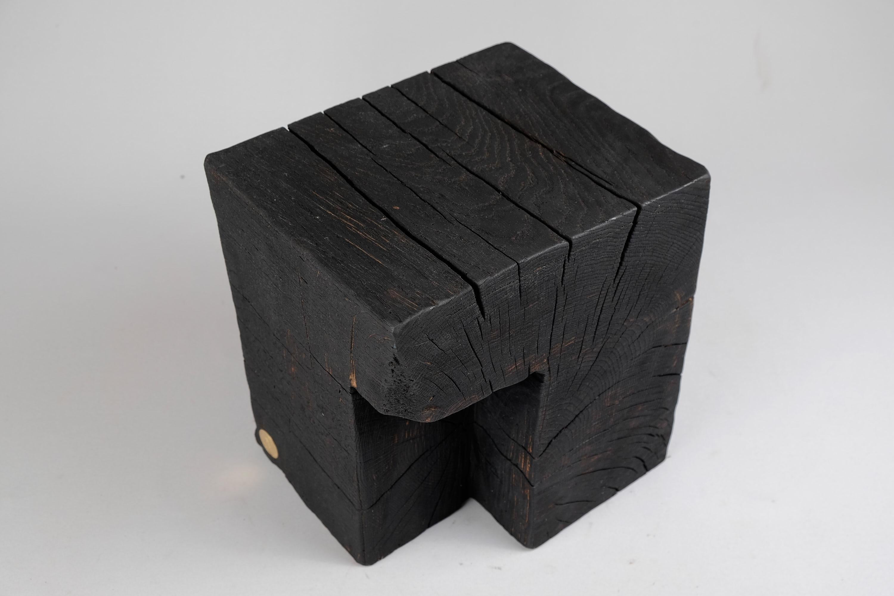 Table d'appoint rustique contemporaine en bois sculpté à la tronçonneuse. Sculpté dans une seule pièce de bois et protégé par des huiles de la plus haute qualité, il est durable pour des générations. Un tel design unique fait à la main mettra en