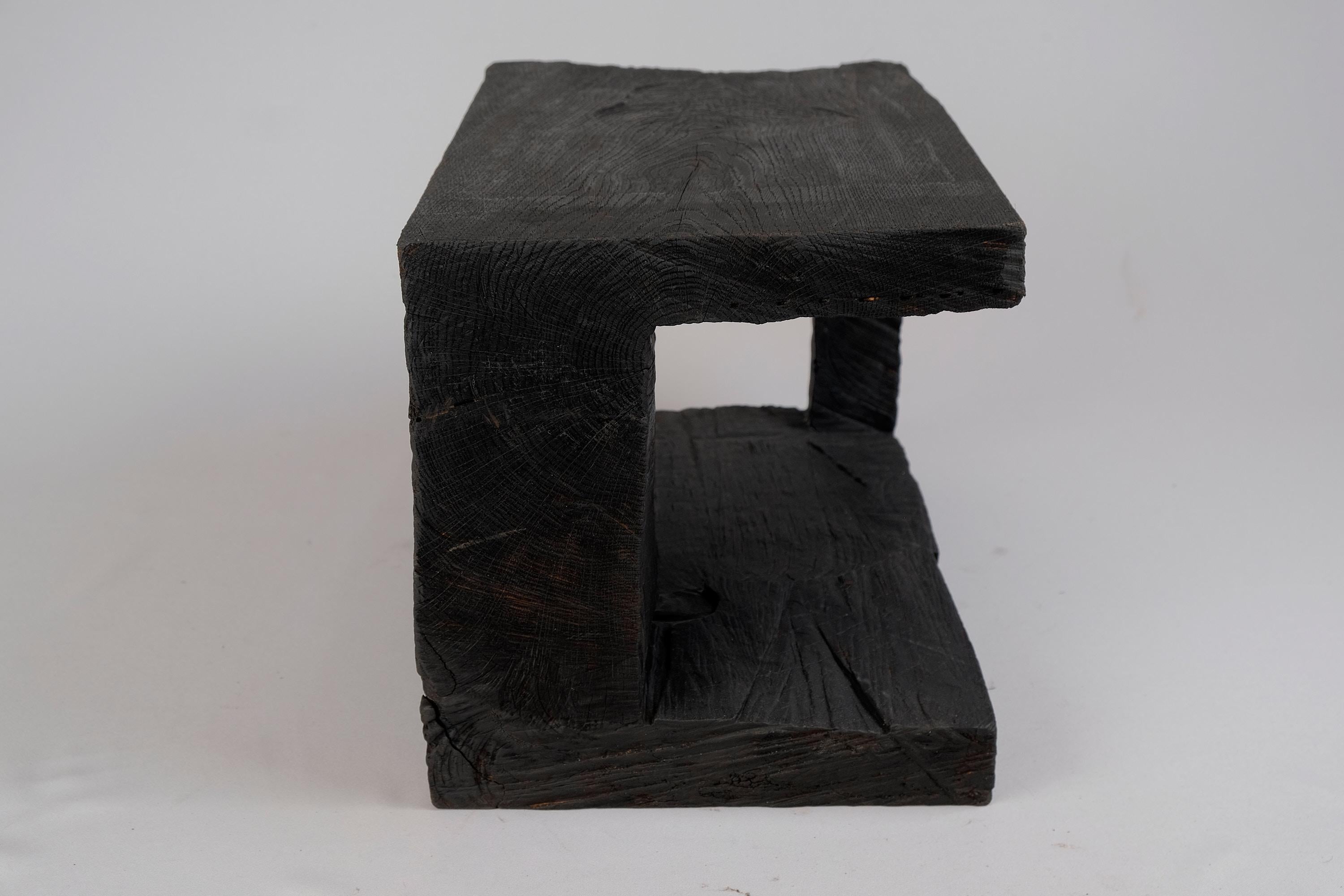 Sculpté Bois massif brûlé, table d'appoint, tabouret, design contemporain original en vente