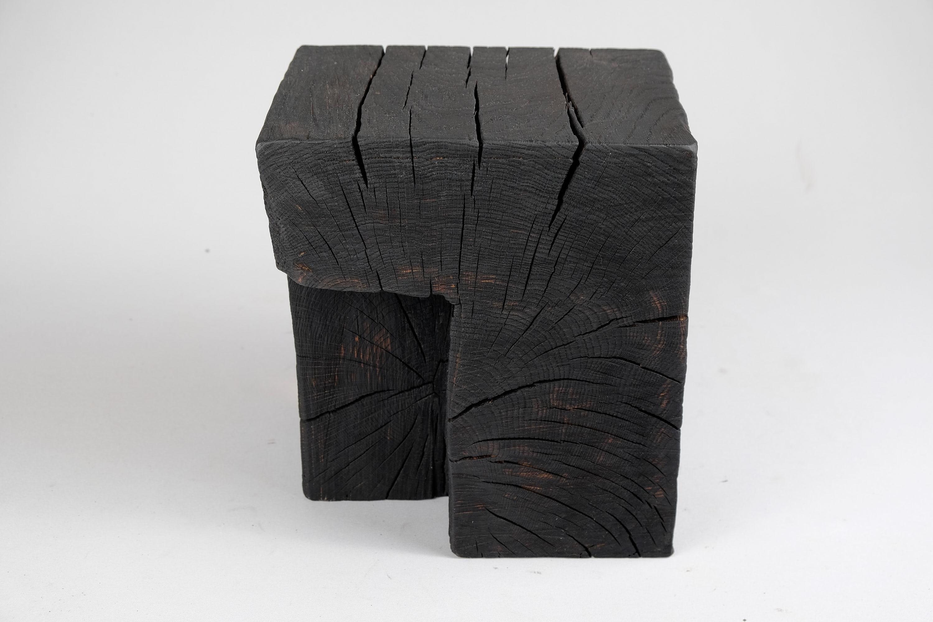 Sculpté Bois massif brûlé, table d'appoint, tabouret, design primitif contemporain original en vente