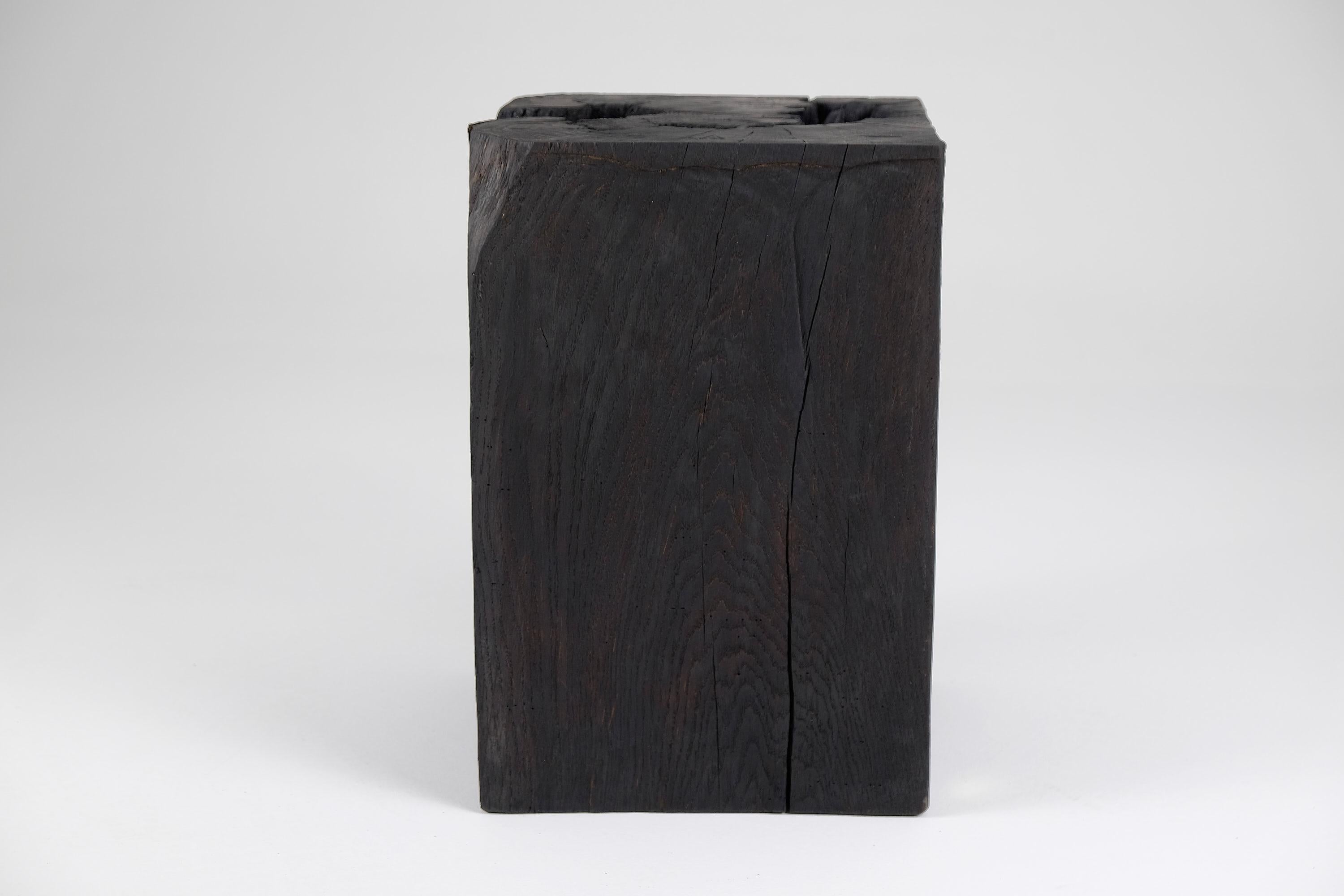 Massives gebranntes Holz, Beistelltisch, Hocker, Original Contemporary Primative Design (Geschnitzt) im Angebot