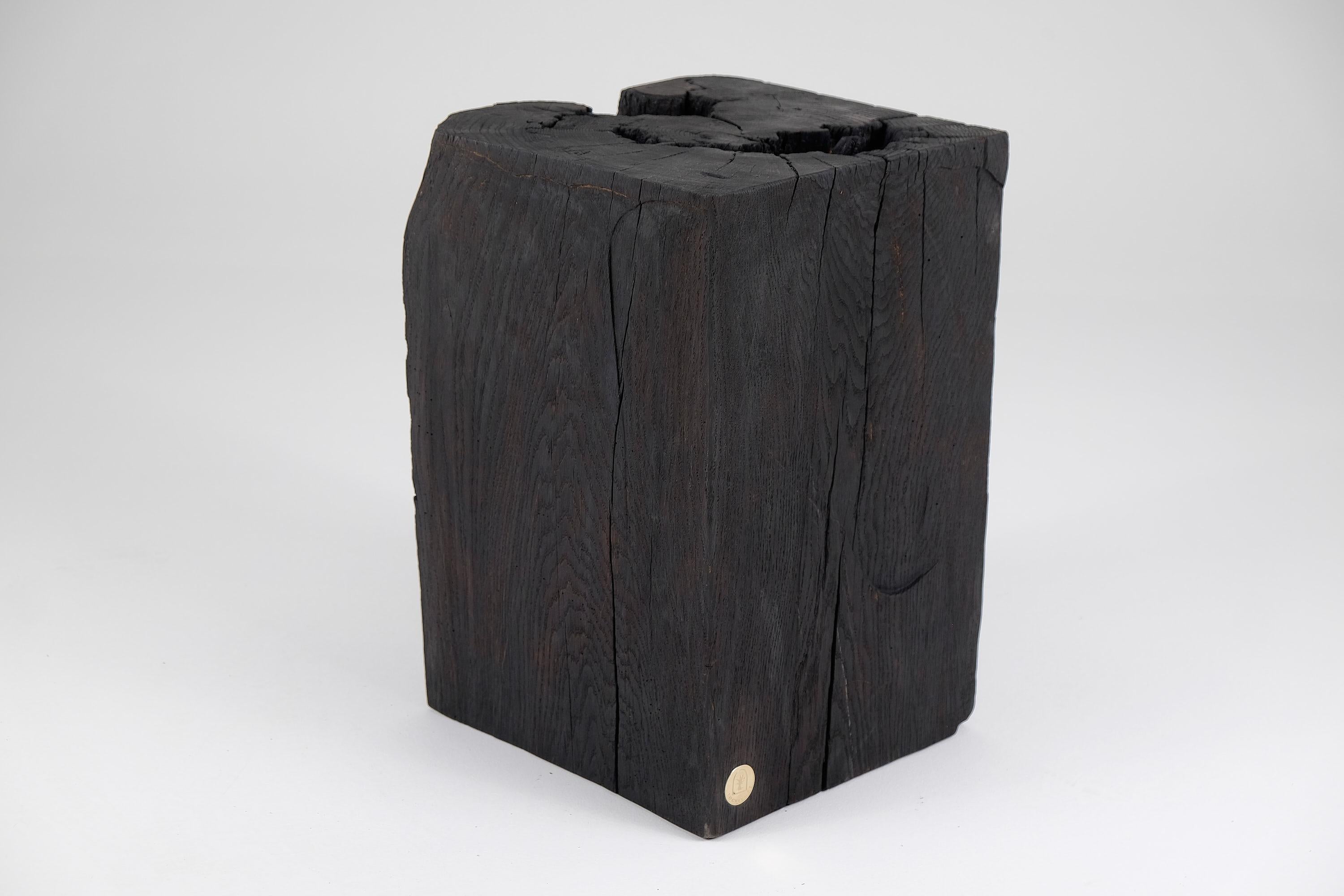 Massives gebranntes Holz, Beistelltisch, Hocker, Original Contemporary Primative Design (21. Jahrhundert und zeitgenössisch) im Angebot