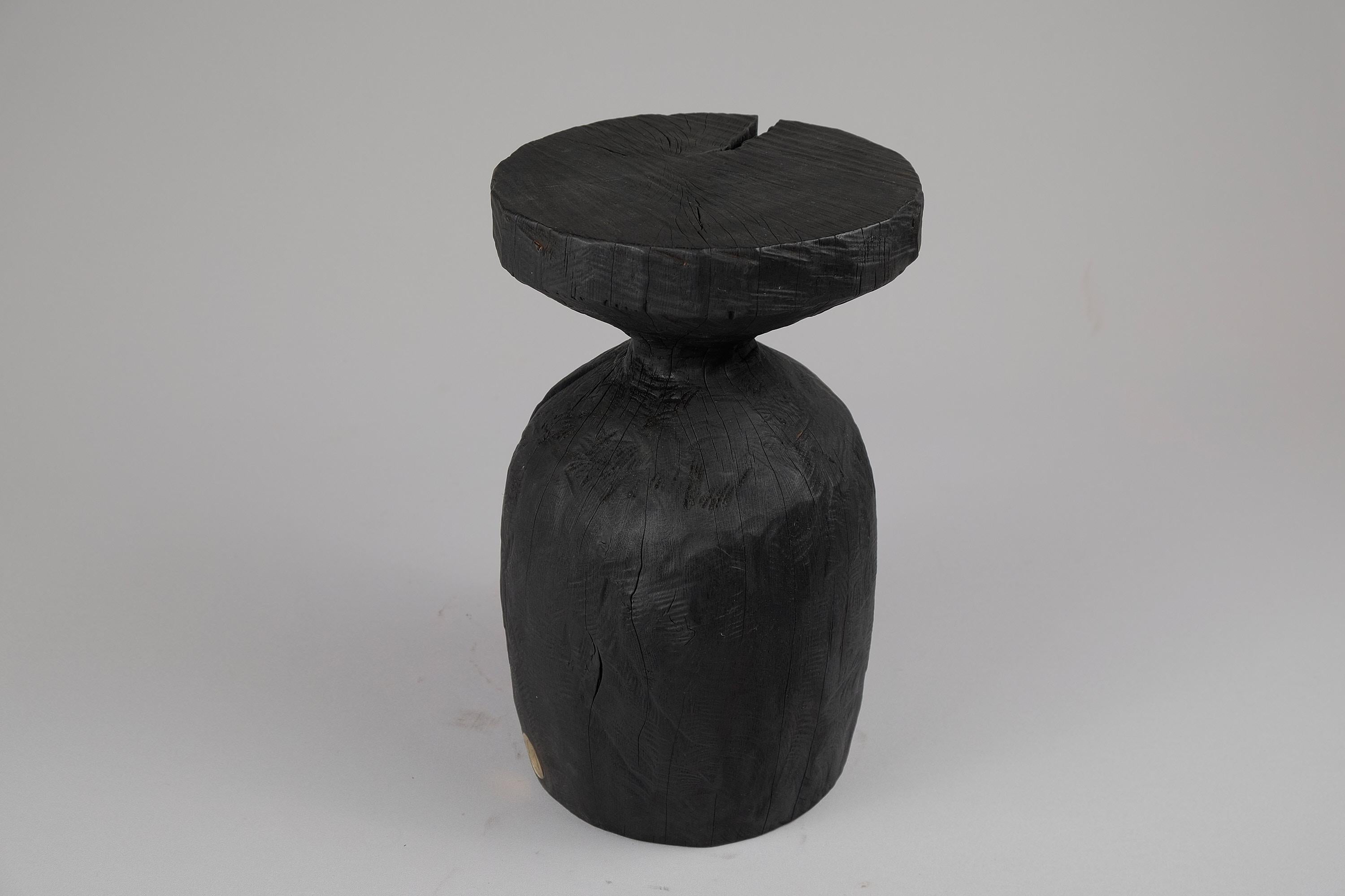 Tabouret/table d'appoint unique en bois sculpté à la tronçonneuse. Sculpté dans une seule pièce de bois et protégé par des huiles de la plus haute qualité, il est durable pour des générations. Un tel design unique fait à la main mettra en valeur