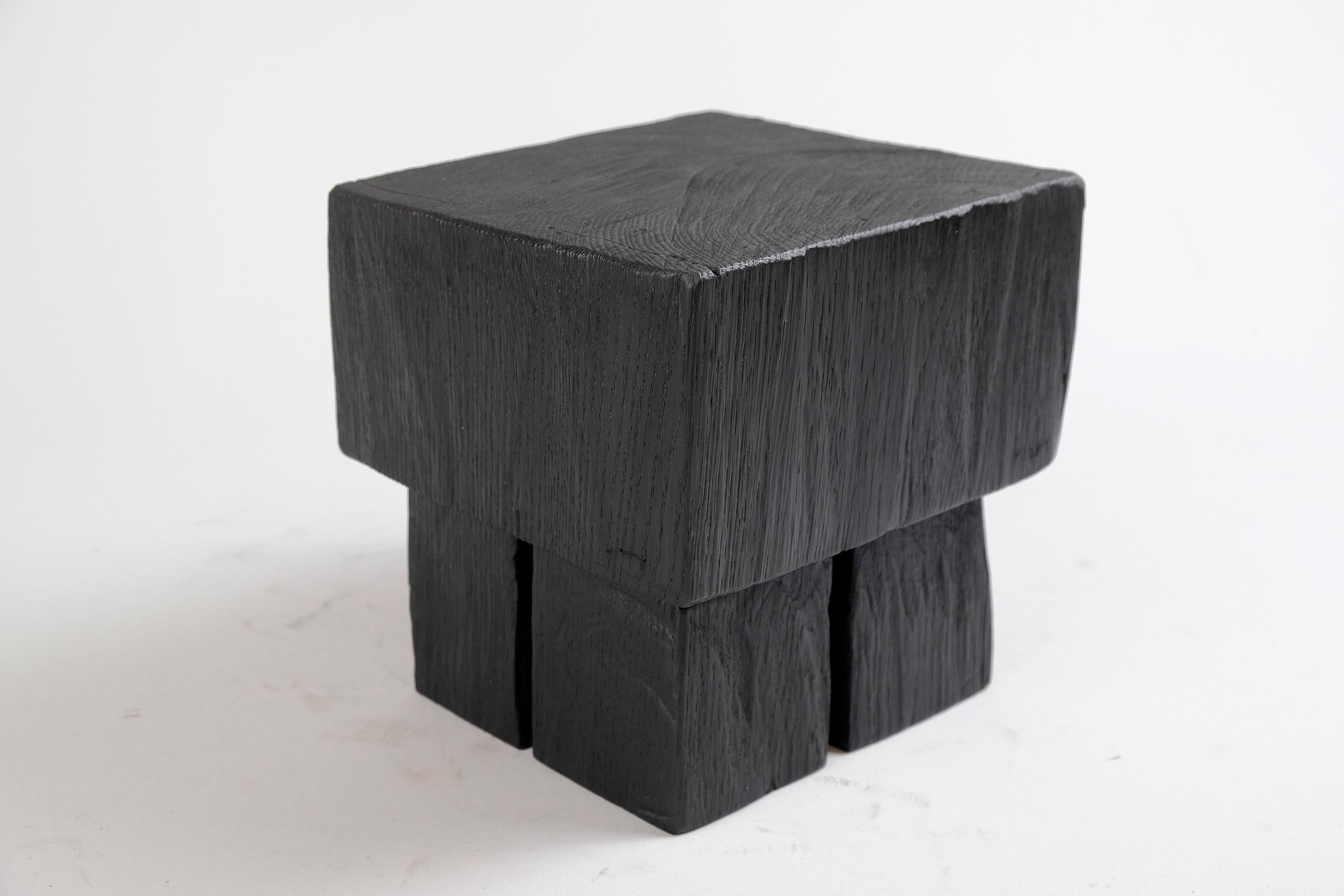 Tabouret/table d'appoint unique en bois sculpté à la tronçonneuse. Sculpté dans une seule pièce de bois et protégé par des huiles de la plus haute qualité, il est durable pour des générations. Un tel design unique fait à la main mettra en valeur