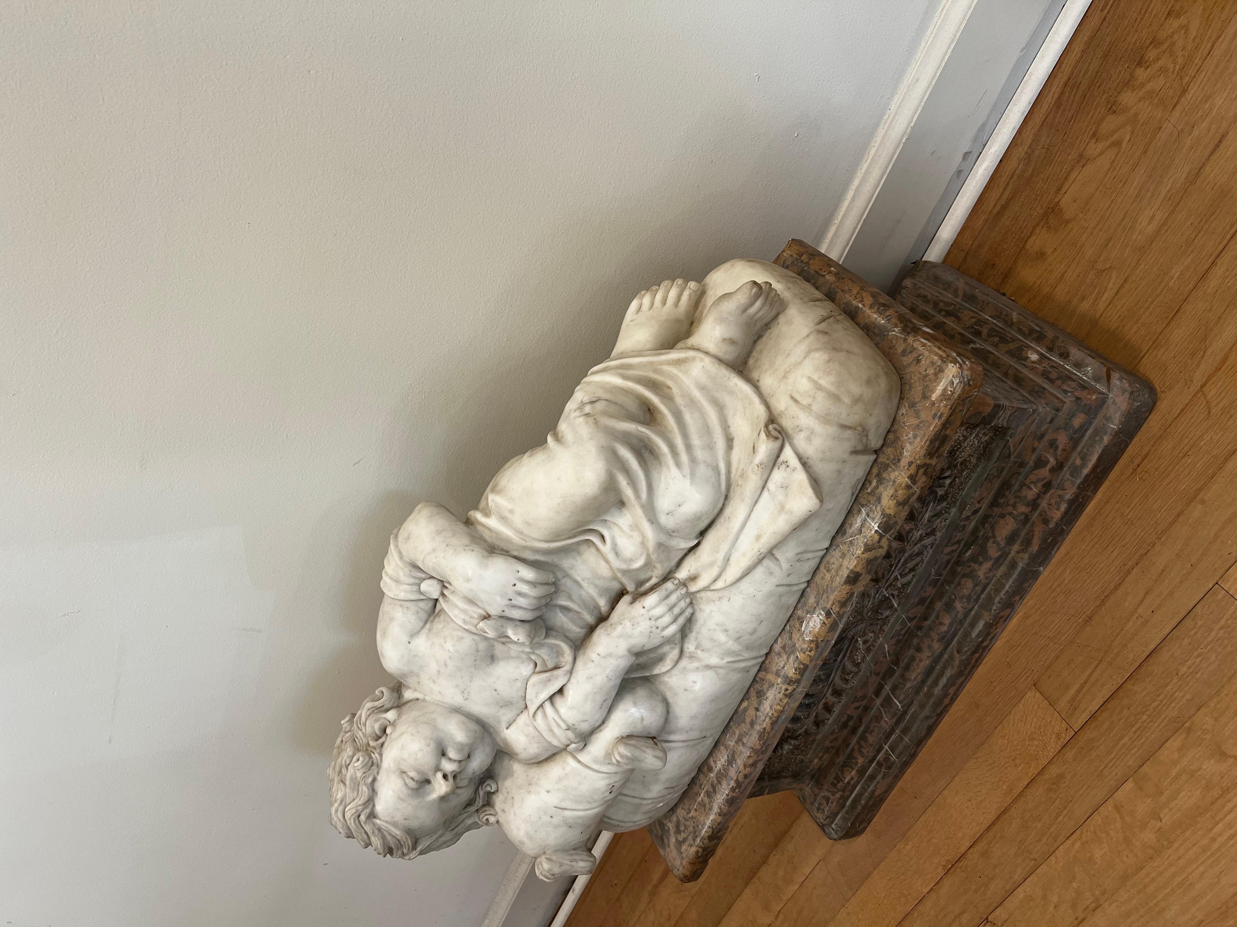 Marmo massiccio di Carrara scolpito con Bambino addormentato in vendita 2