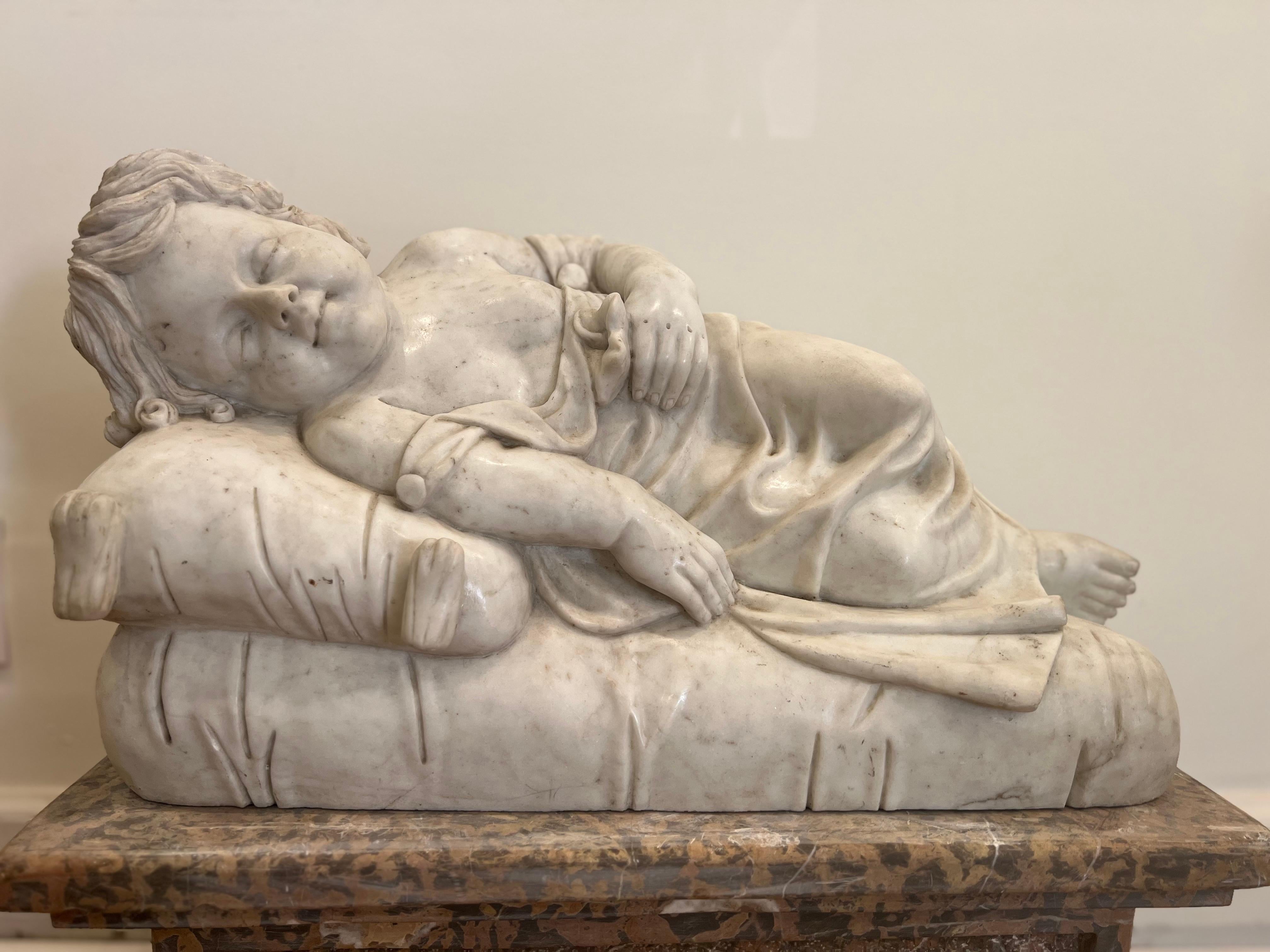 Marmo massiccio di Carrara scolpito con Bambino addormentato in vendita 3