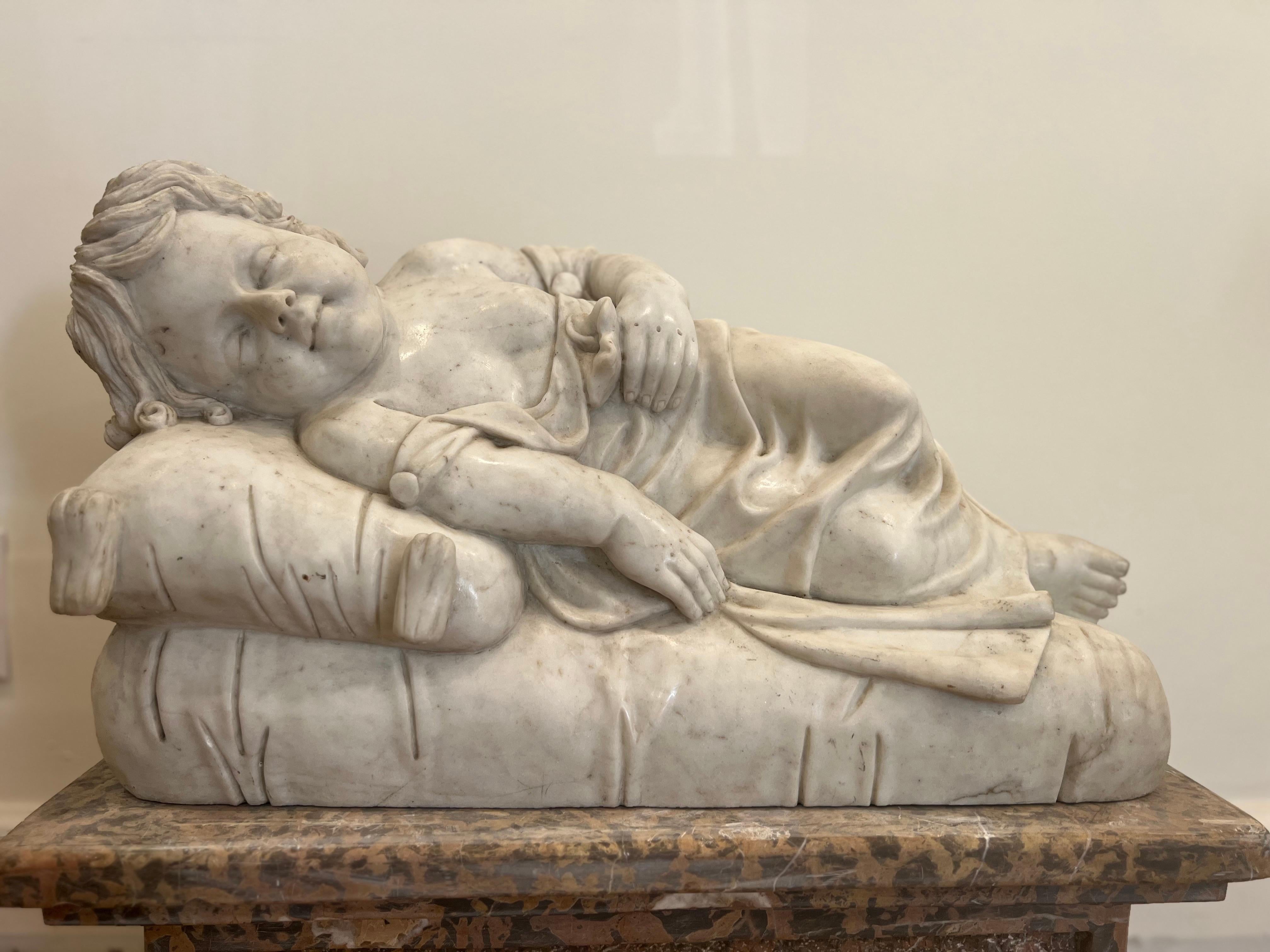 Marmo massiccio di Carrara scolpito con Bambino addormentato in vendita 4