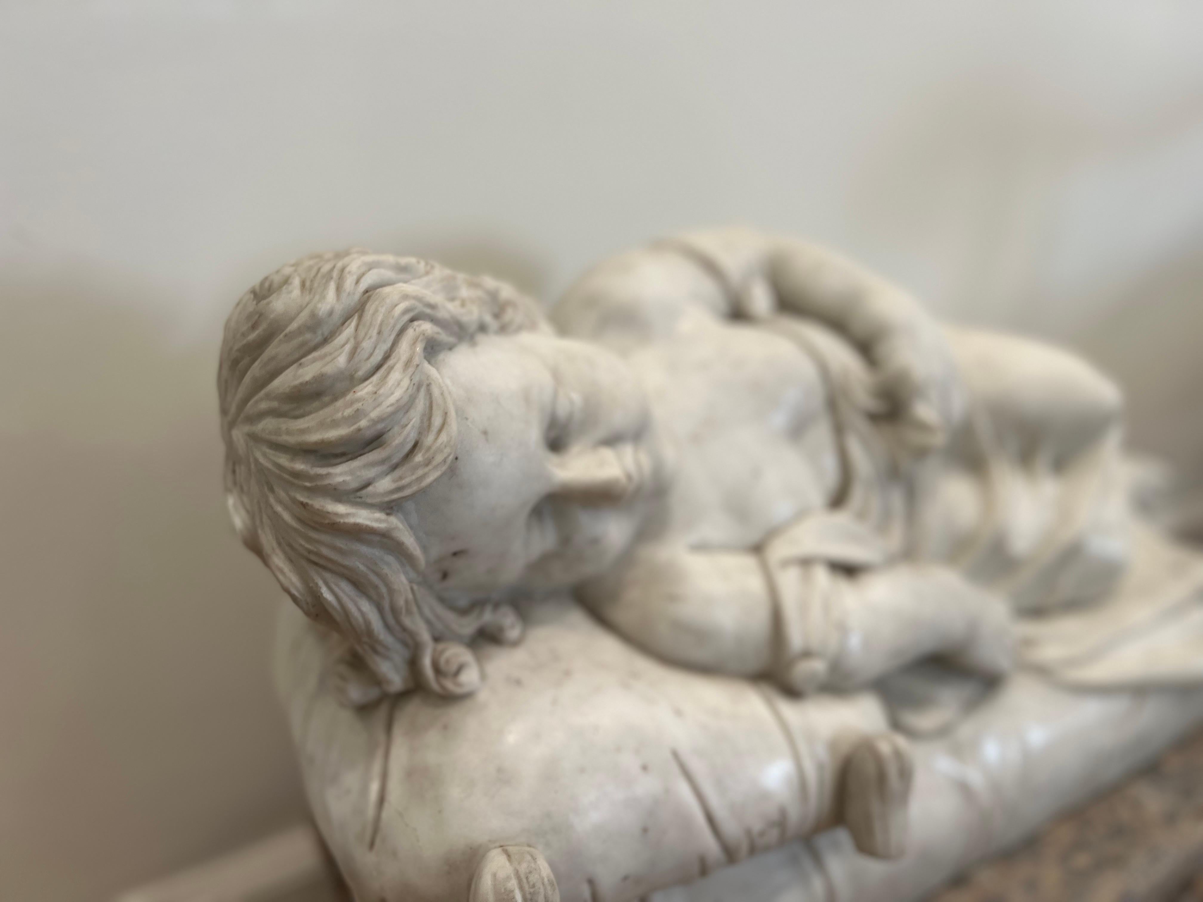 Barocco Marmo massiccio di Carrara scolpito con Bambino addormentato in vendita
