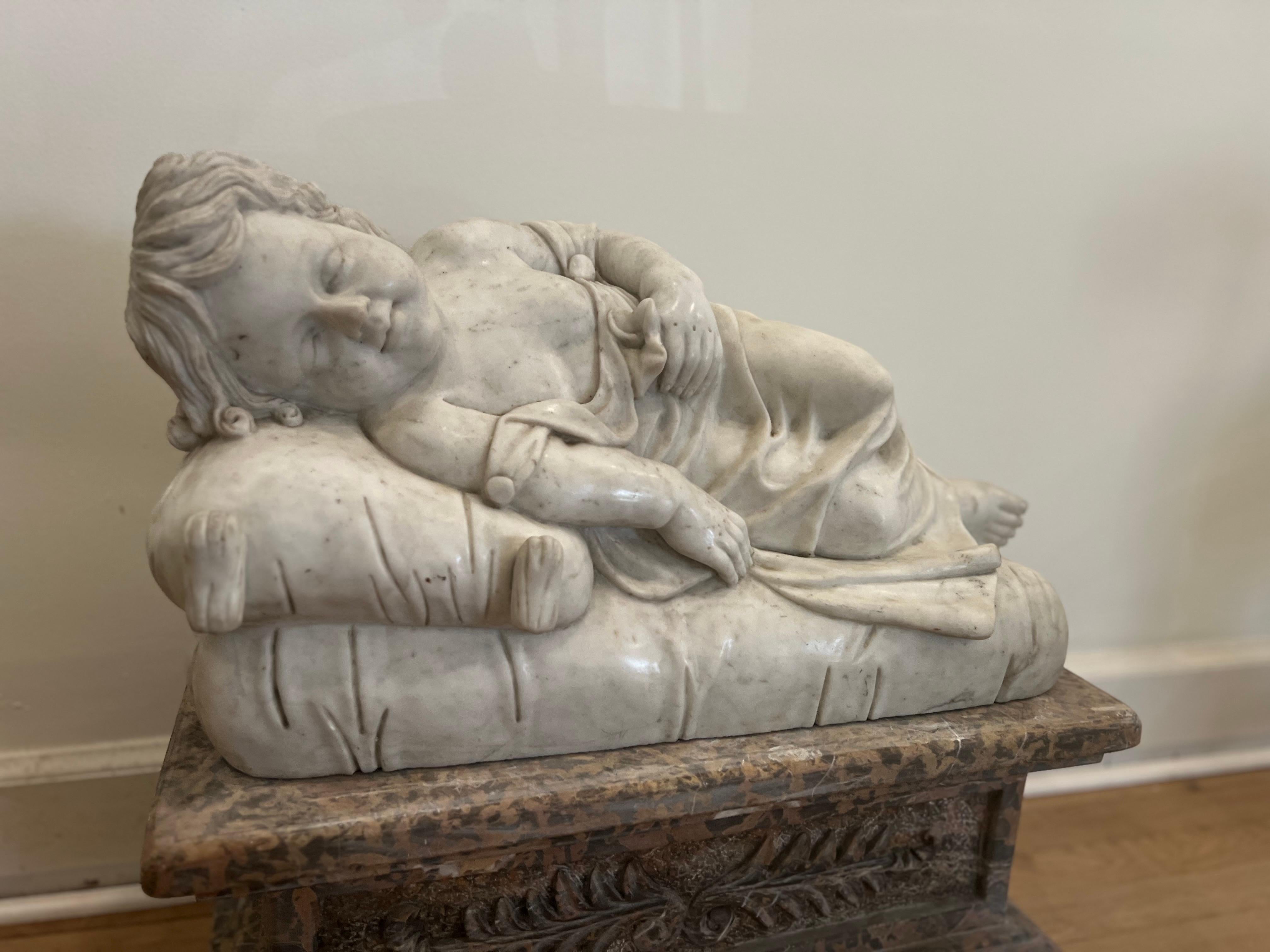 Italiano Marmo massiccio di Carrara scolpito con Bambino addormentato in vendita