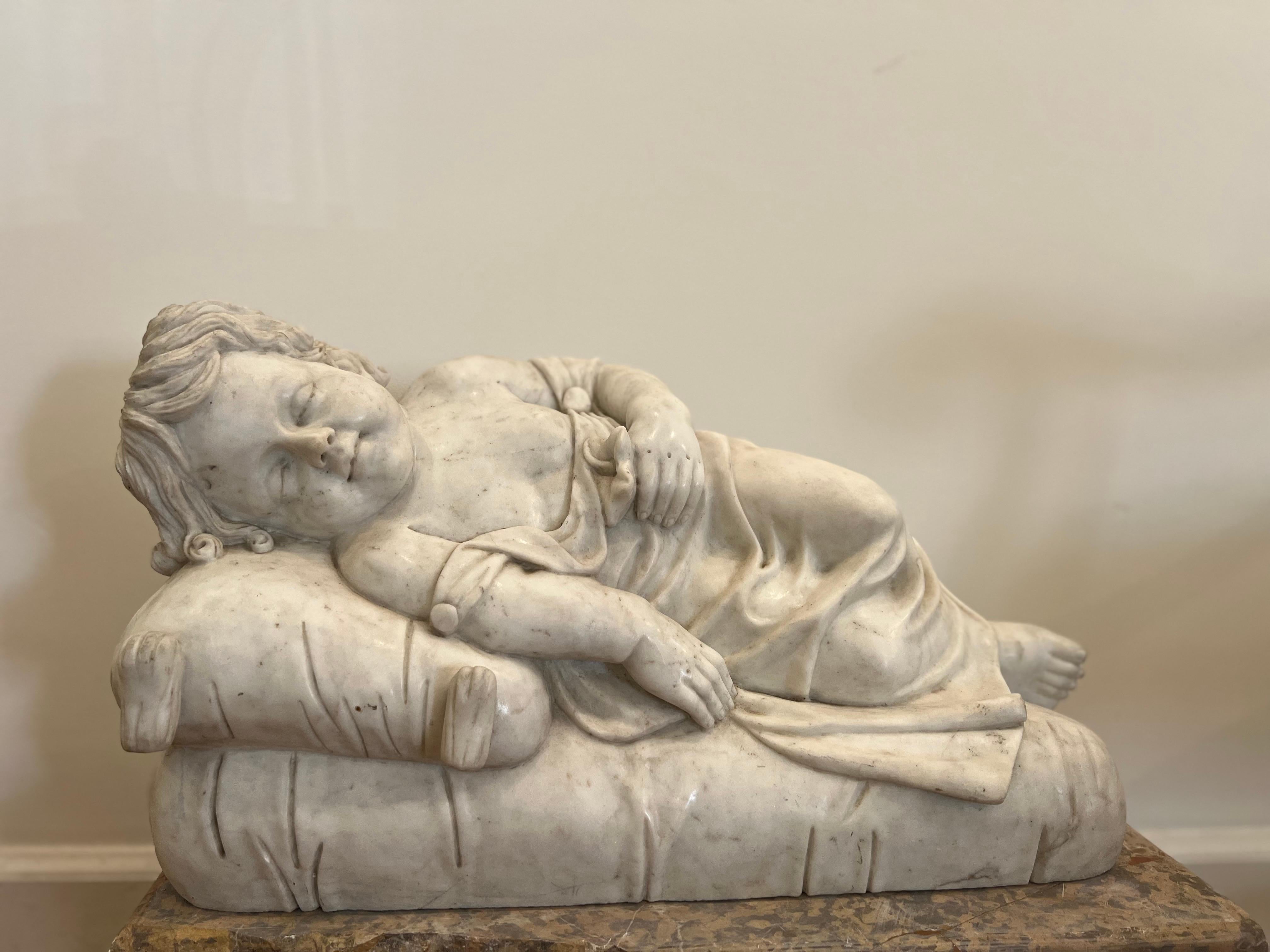 Intagliato Marmo massiccio di Carrara scolpito con Bambino addormentato in vendita