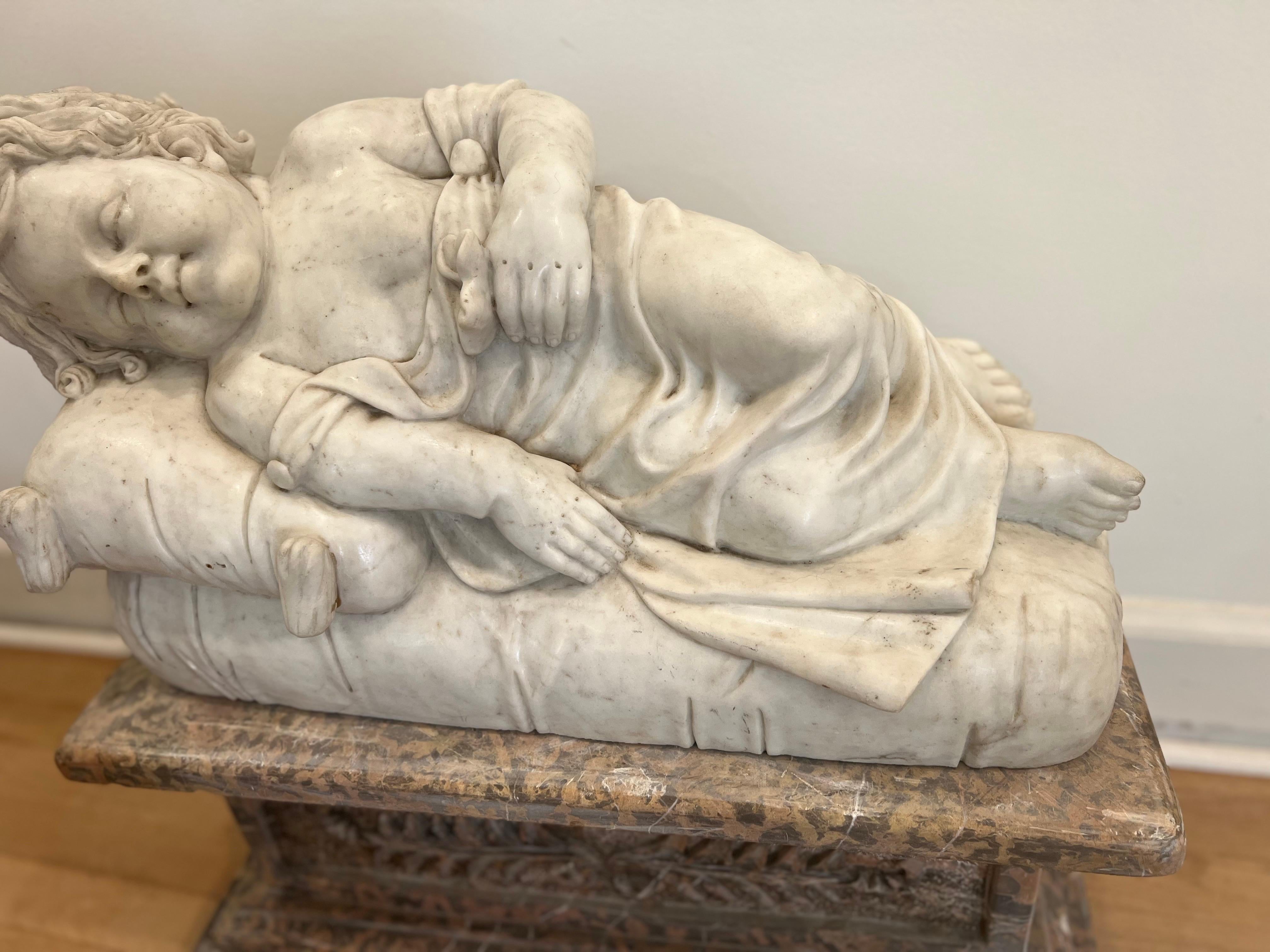 Marmo massiccio di Carrara scolpito con Bambino addormentato In condizioni buone in vendita a Los Angeles, CA