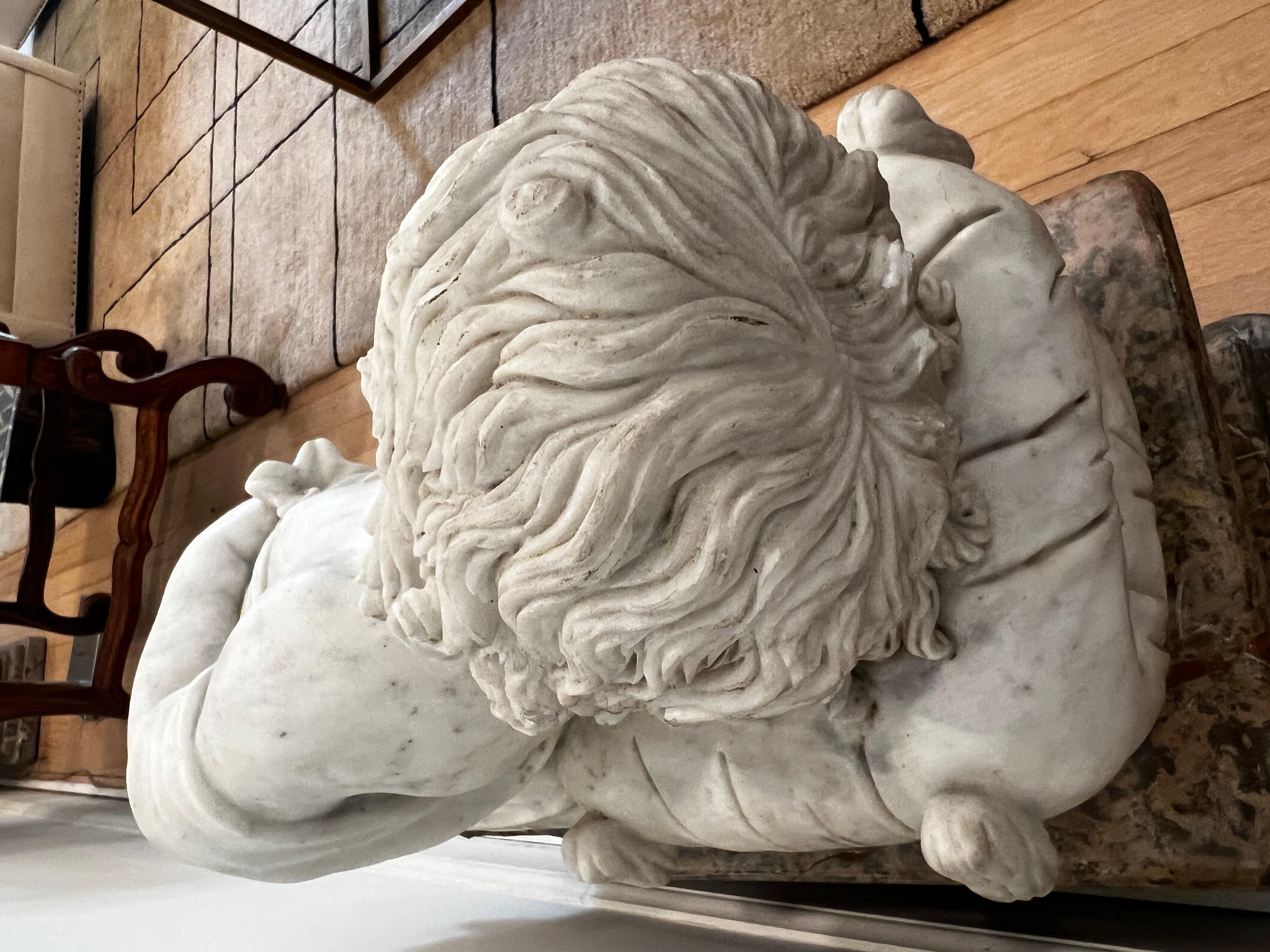 XX secolo Marmo massiccio di Carrara scolpito con Bambino addormentato in vendita