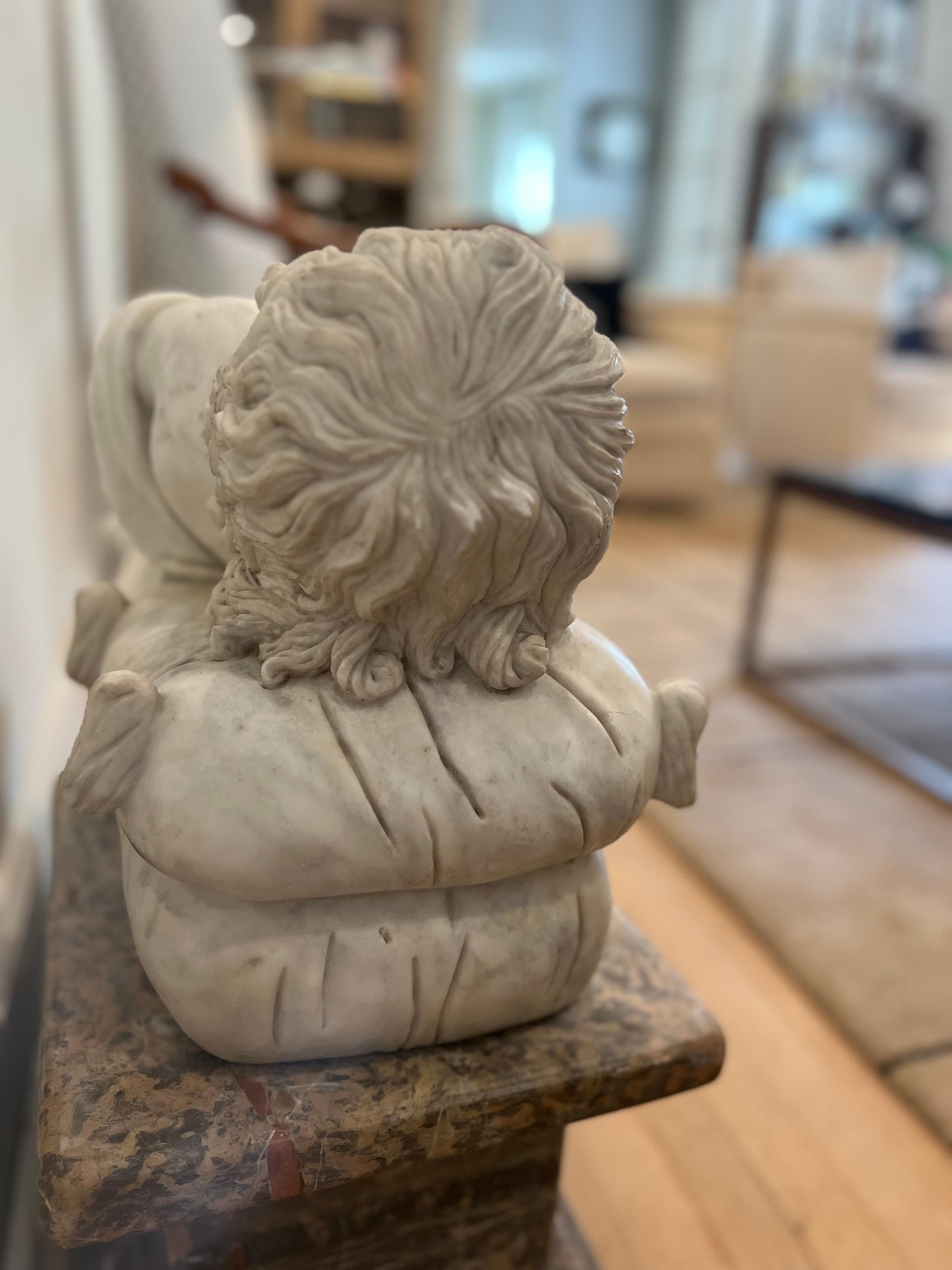 Marmo massiccio di Carrara scolpito con Bambino addormentato in vendita 1