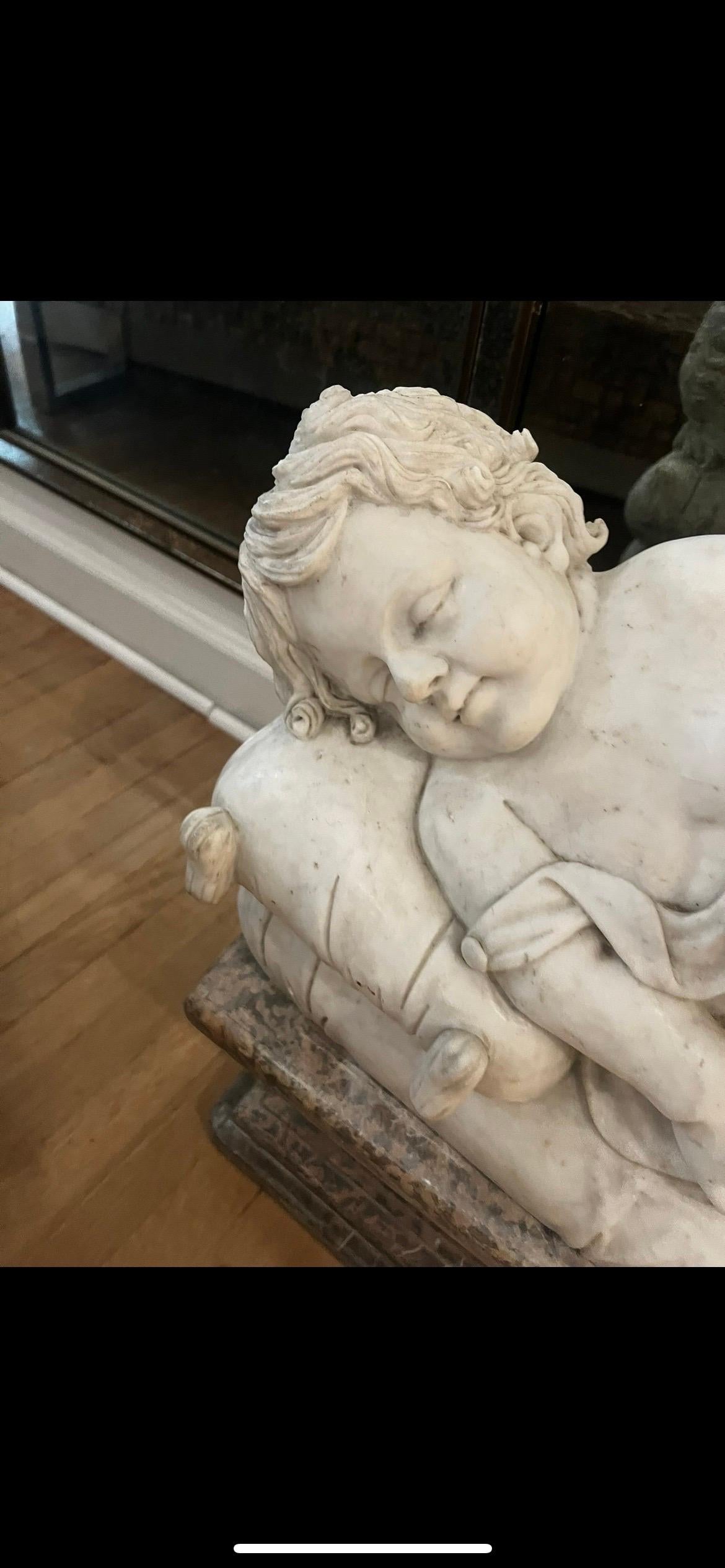 Estatua de Mármol Macizo Tallado de Niño Durmiendo sobre Peana - Disponible en Pareja en venta 4