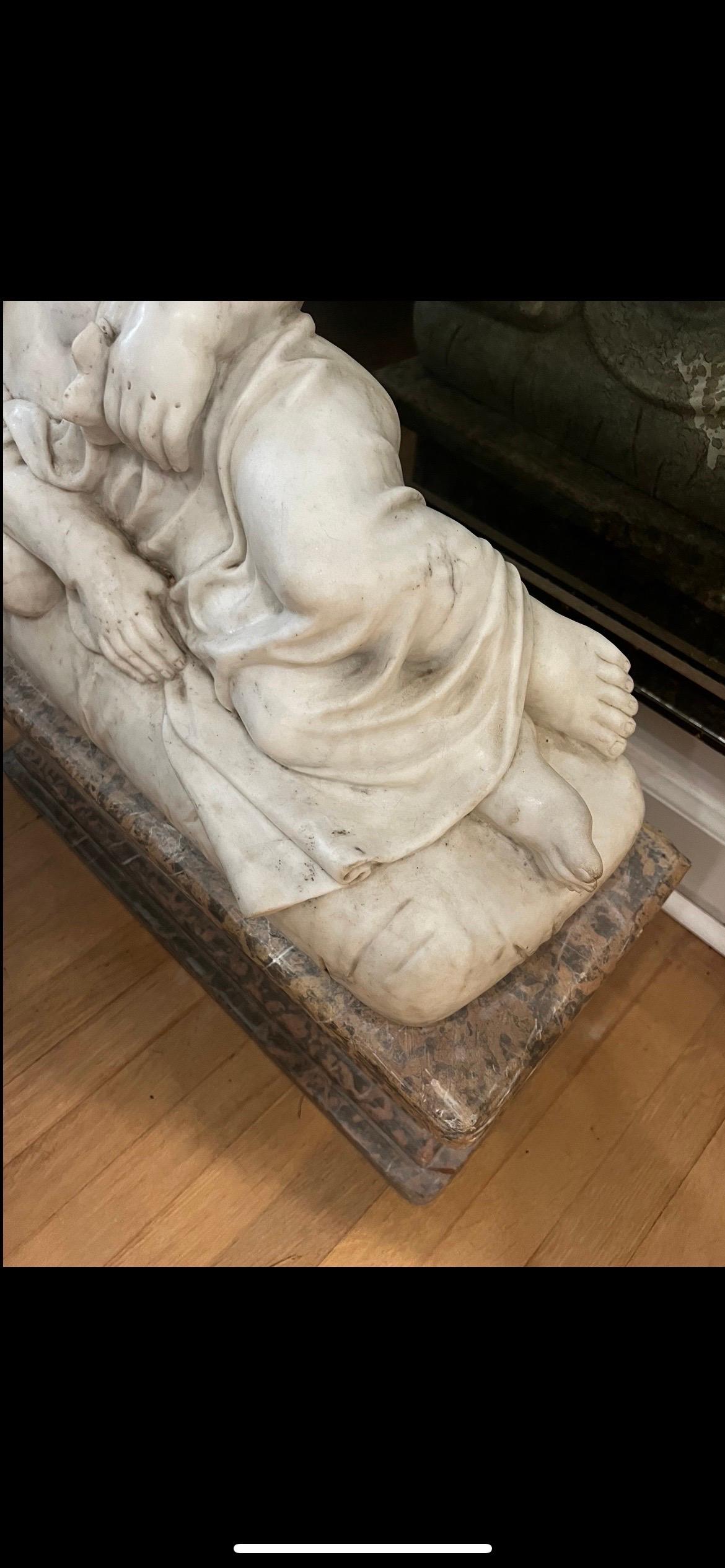 Estatua de Mármol Macizo Tallado de Niño Durmiendo sobre Peana - Disponible en Pareja en venta 5