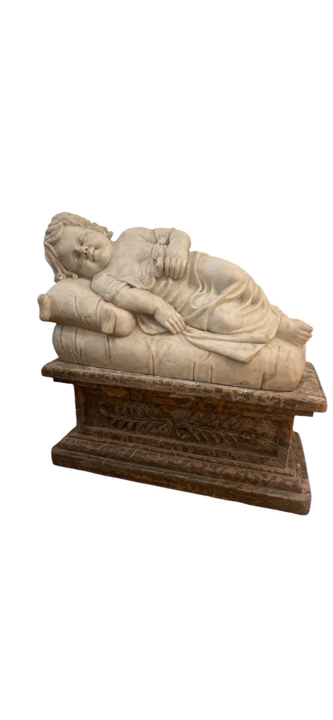 Estatua de Mármol Macizo Tallado de Niño Durmiendo sobre Peana - Disponible en Pareja Rococó en venta