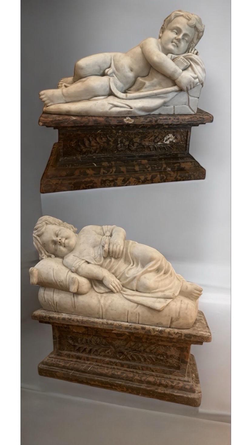 Estatua de Mármol Macizo Tallado de Niño Durmiendo sobre Peana - Disponible en Pareja Francés en venta