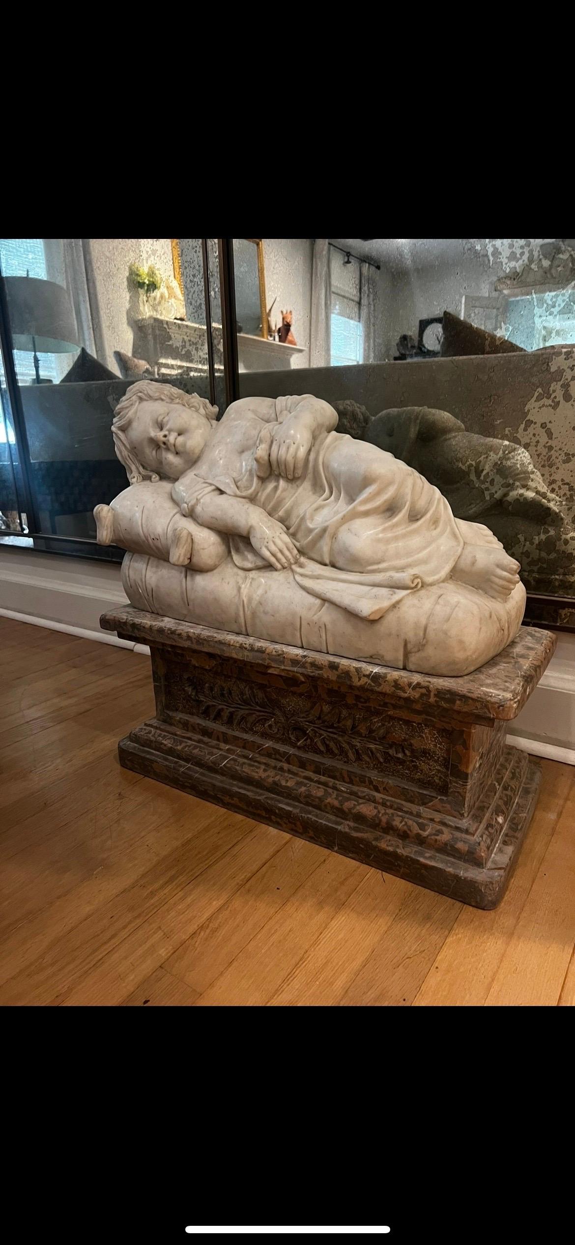 Estatua de Mármol Macizo Tallado de Niño Durmiendo sobre Peana - Disponible en Pareja en Bueno estado para la venta en Los Angeles, CA