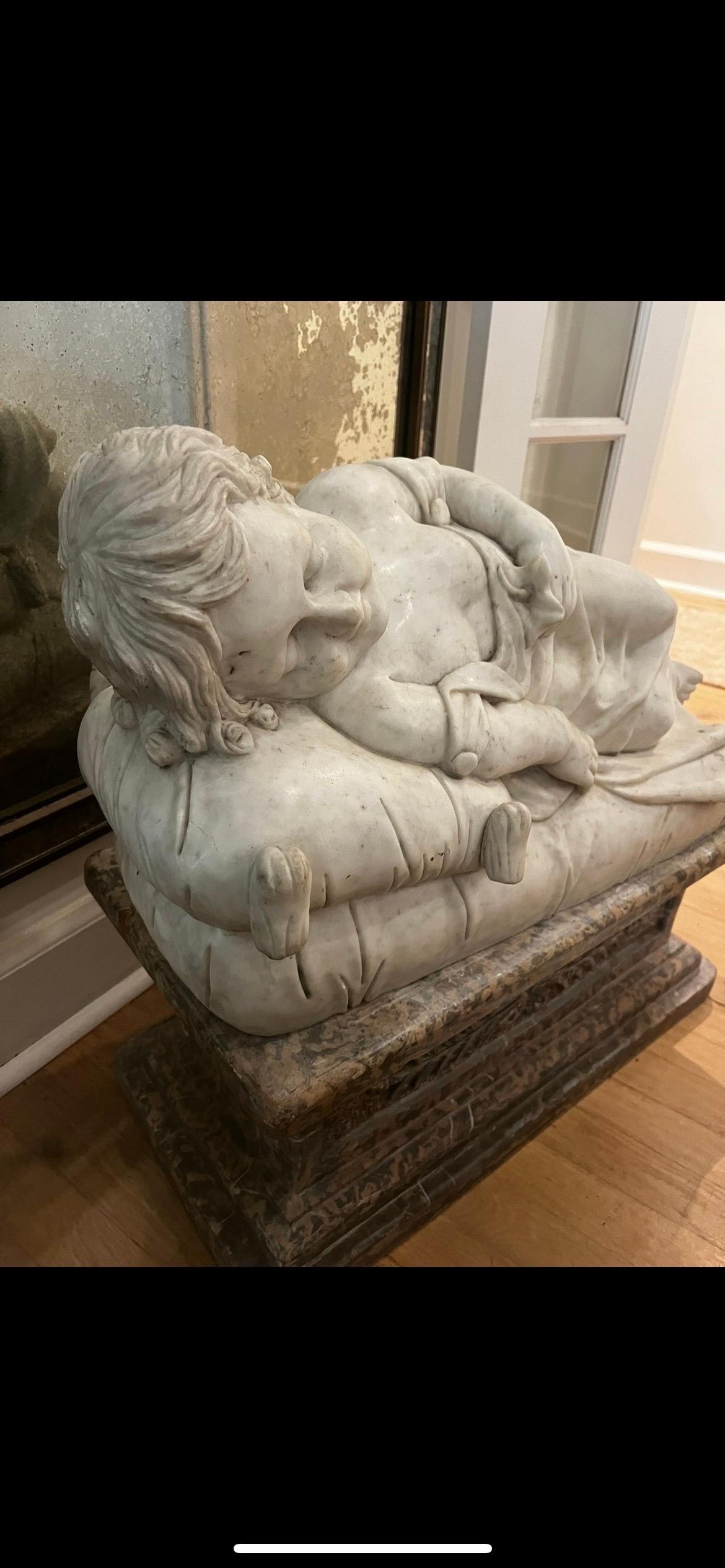 Estatua de Mármol Macizo Tallado de Niño Durmiendo sobre Peana - Disponible en Pareja siglo XIX en venta