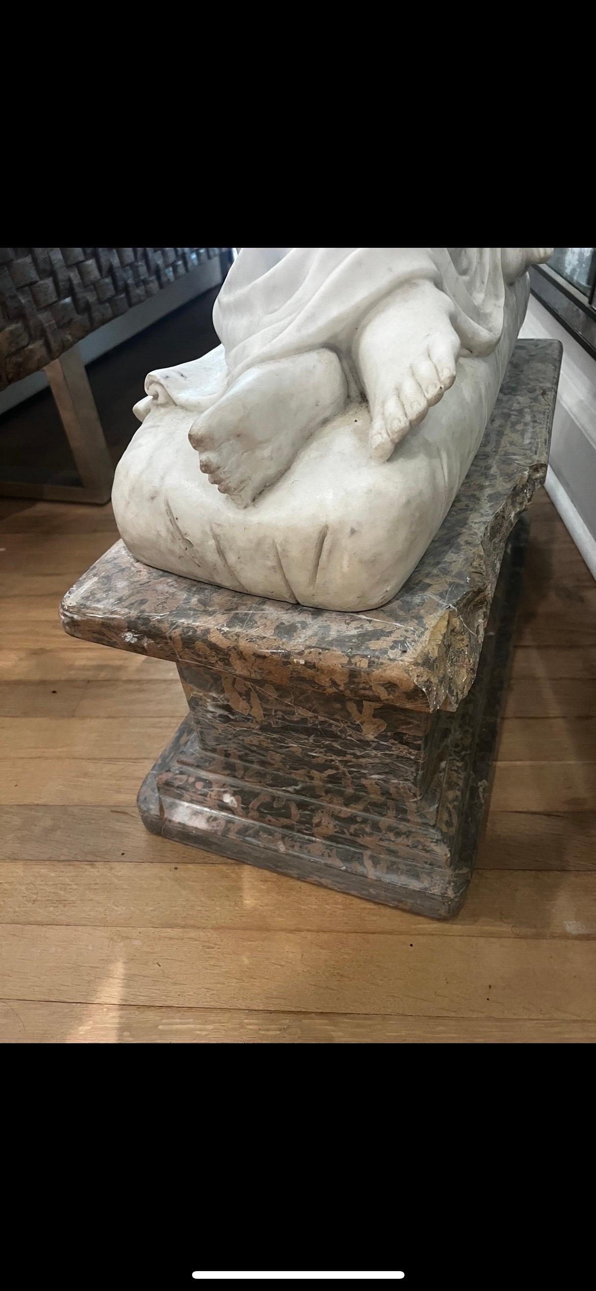 Estatua de Mármol Macizo Tallado de Niño Durmiendo sobre Peana - Disponible en Pareja en venta 2