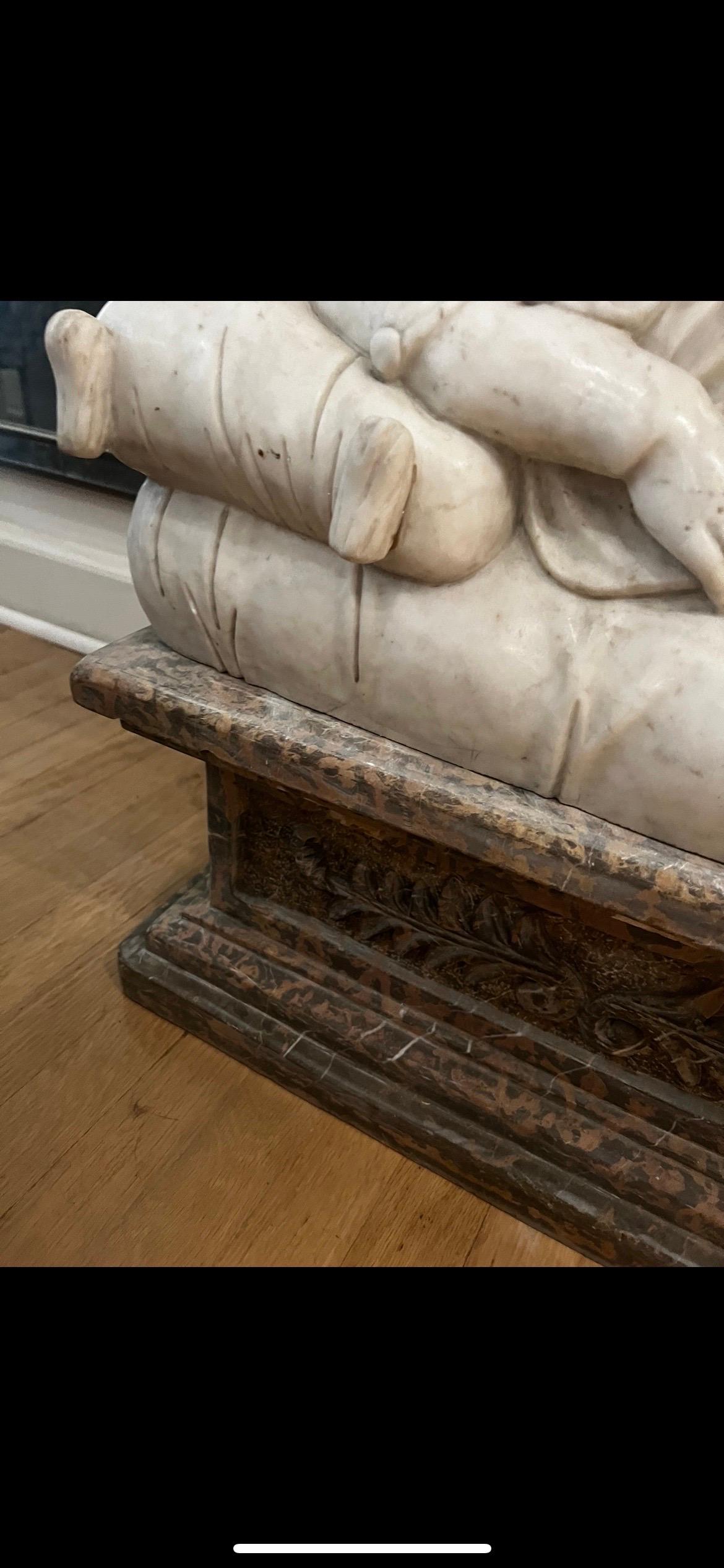 Estatua de Mármol Macizo Tallado de Niño Durmiendo sobre Peana - Disponible en Pareja en venta 3