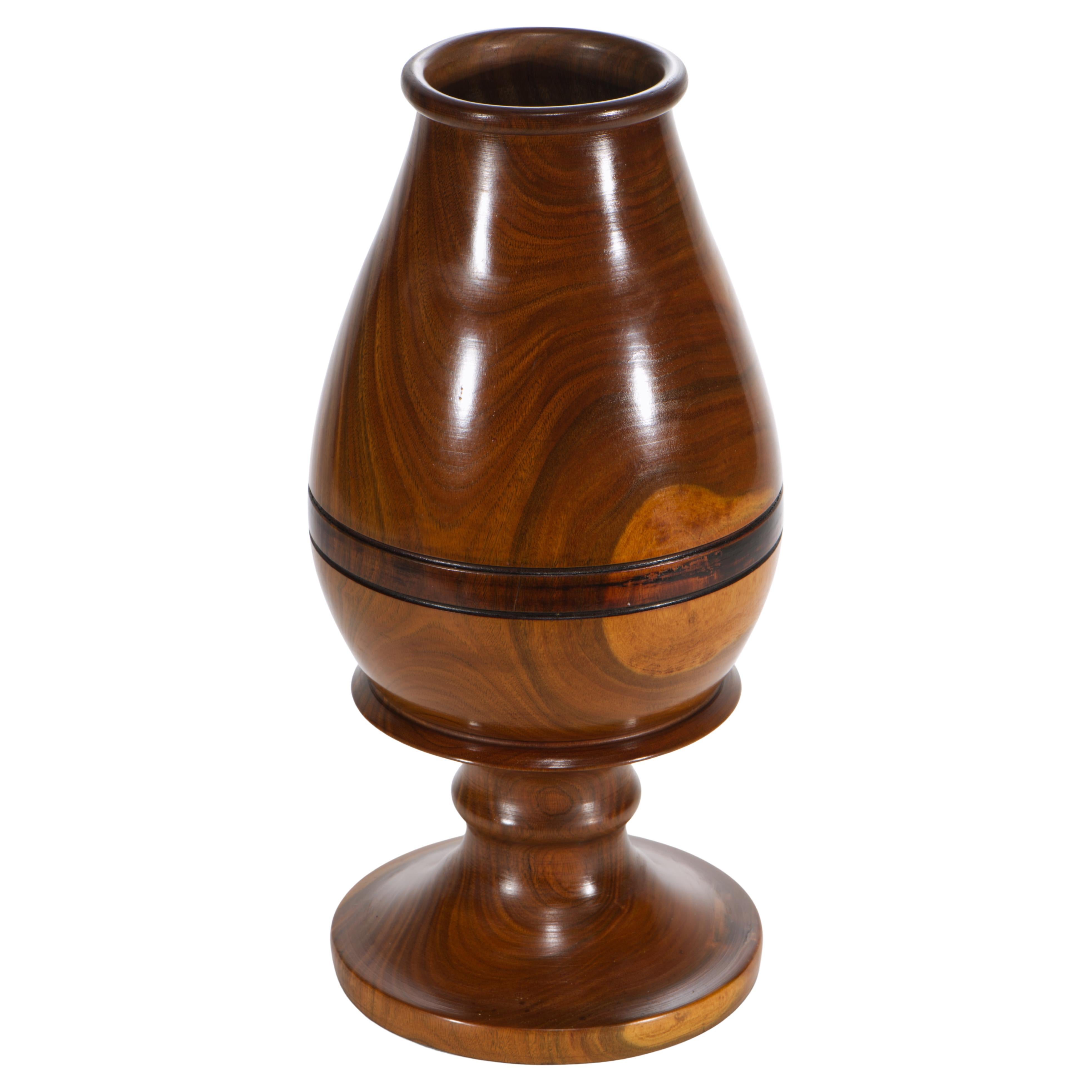 Jarrón de madera maciza tallada de palisandro con pie, Mid Century Modern