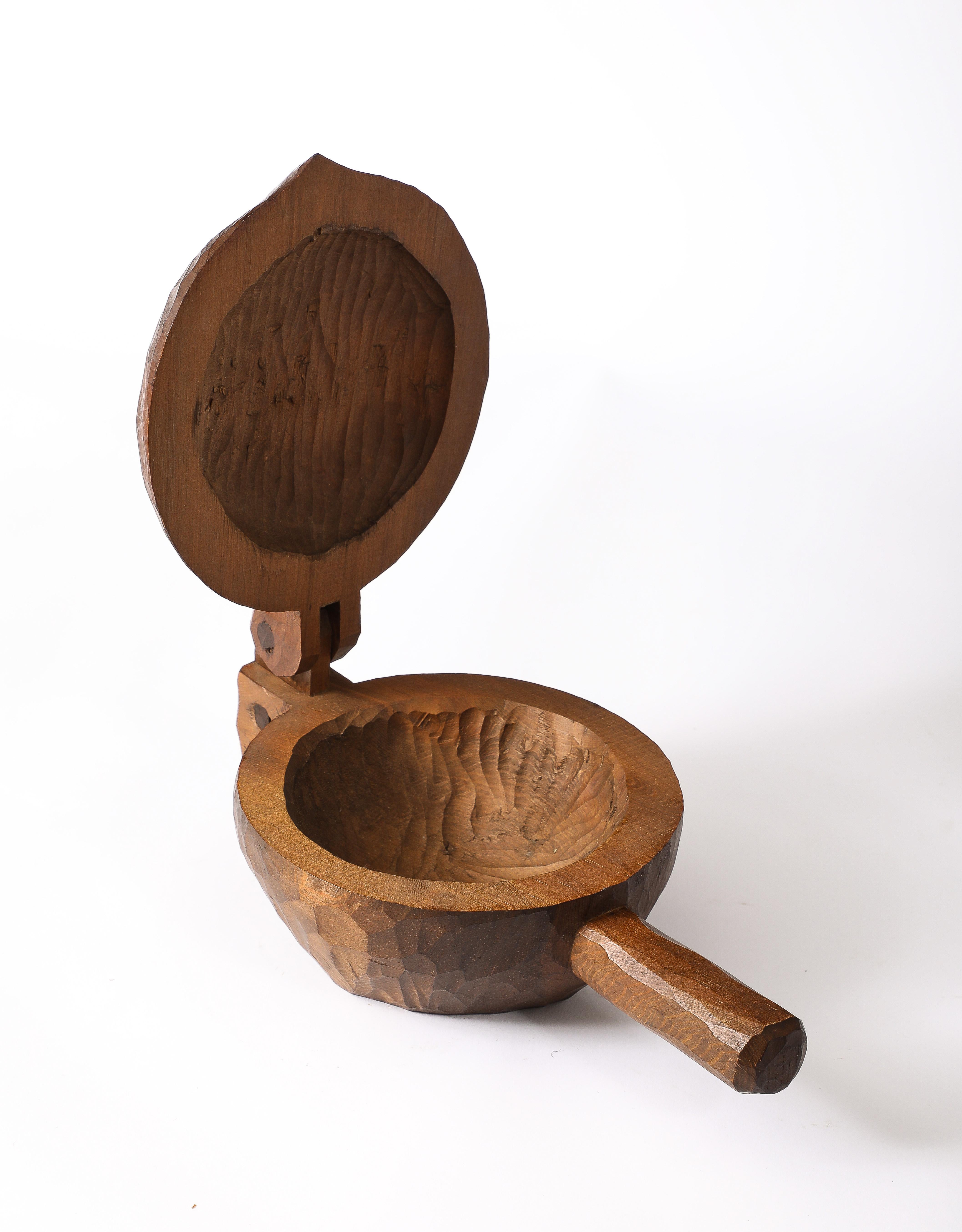 Caja de nogal macizo tallado al estilo de Marolles, Francia Años 40 en venta 1