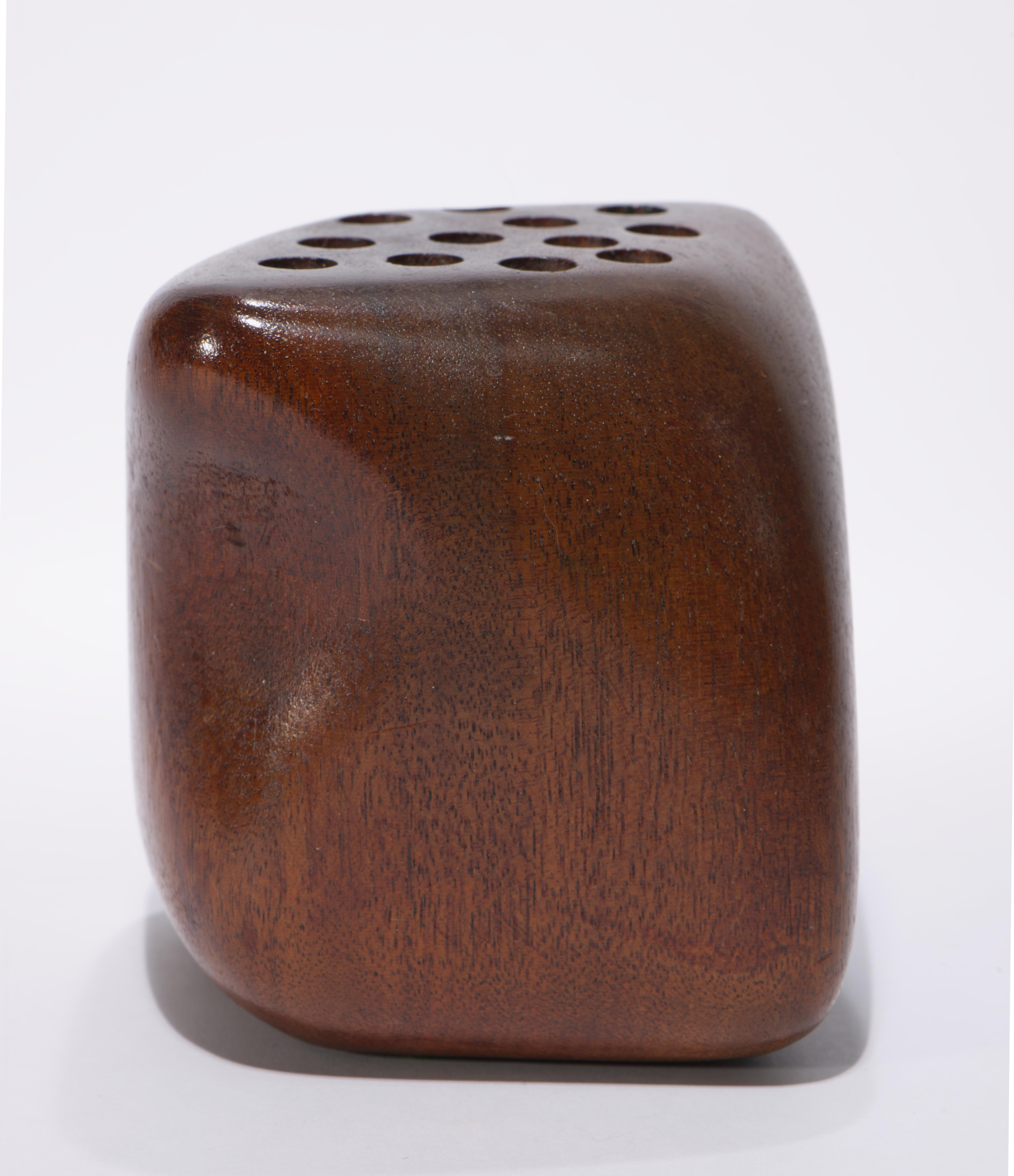 Solid Carved Walnut Wood Pen Brush Stand, American Studio Craft (Moderne der Mitte des Jahrhunderts) im Angebot