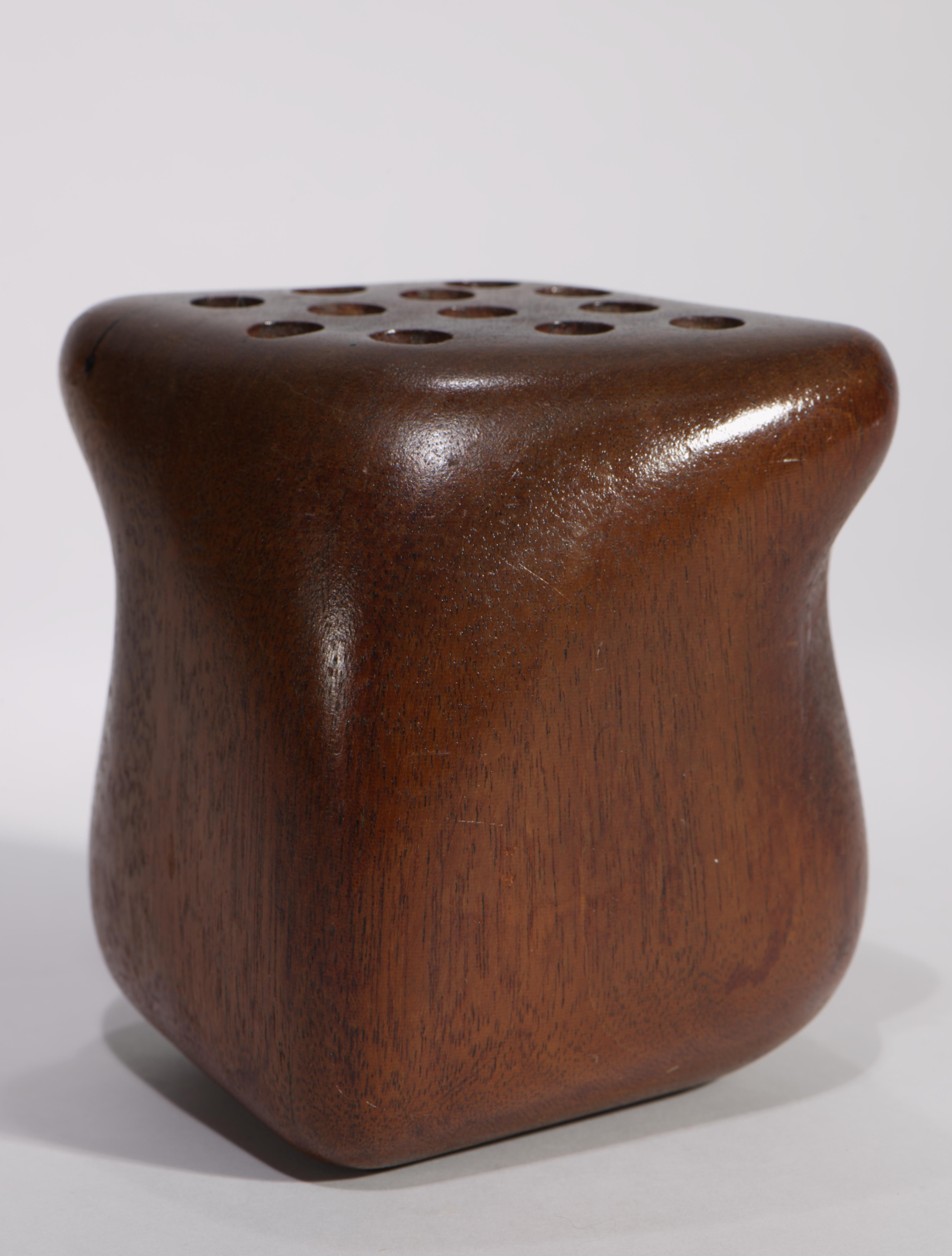 Solid Carved Walnut Wood Pen Brush Stand, American Studio Craft (amerikanisch) im Angebot