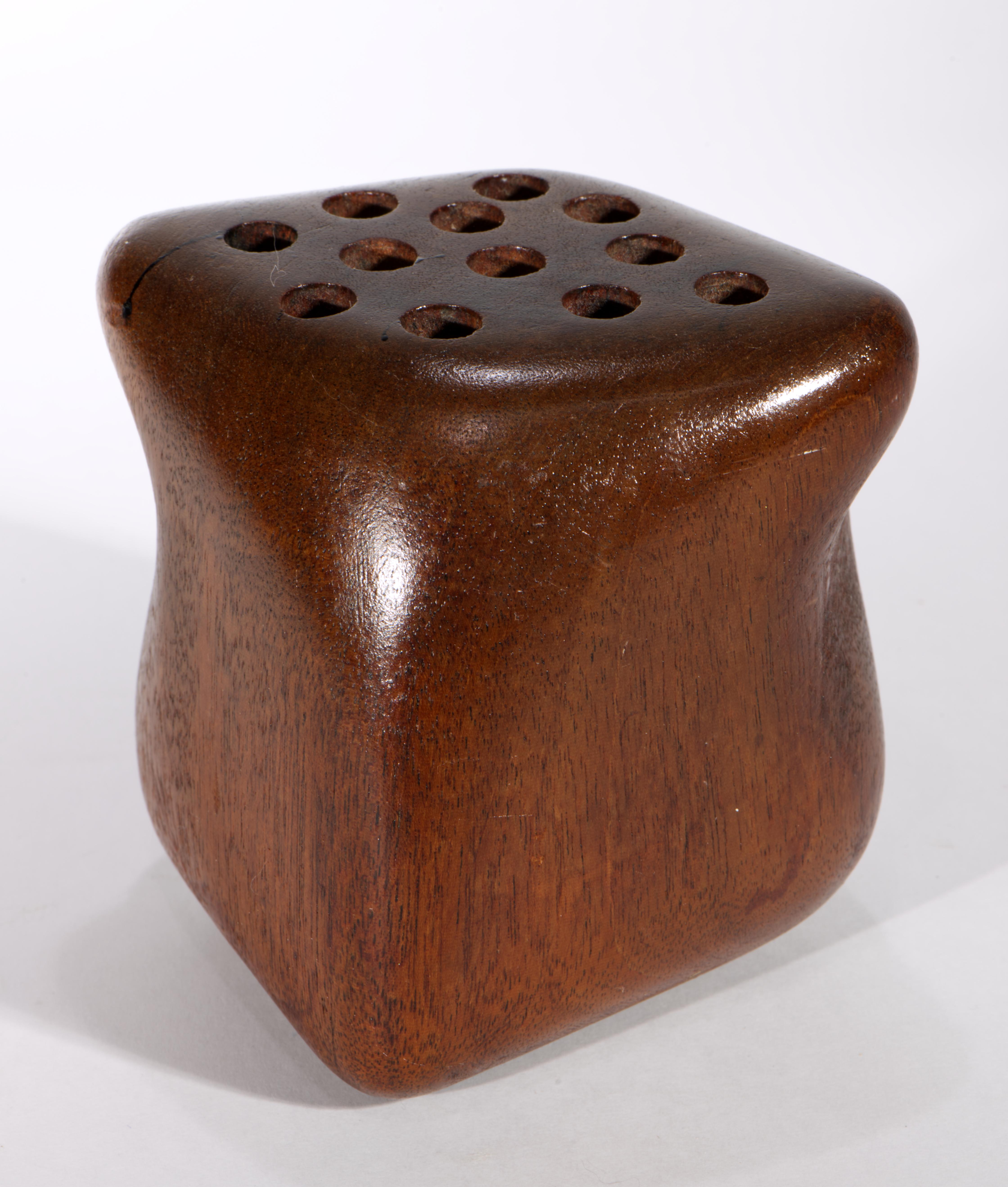 Solid Carved Walnut Wood Pen Brush Stand, American Studio Craft (Handgefertigt) im Angebot