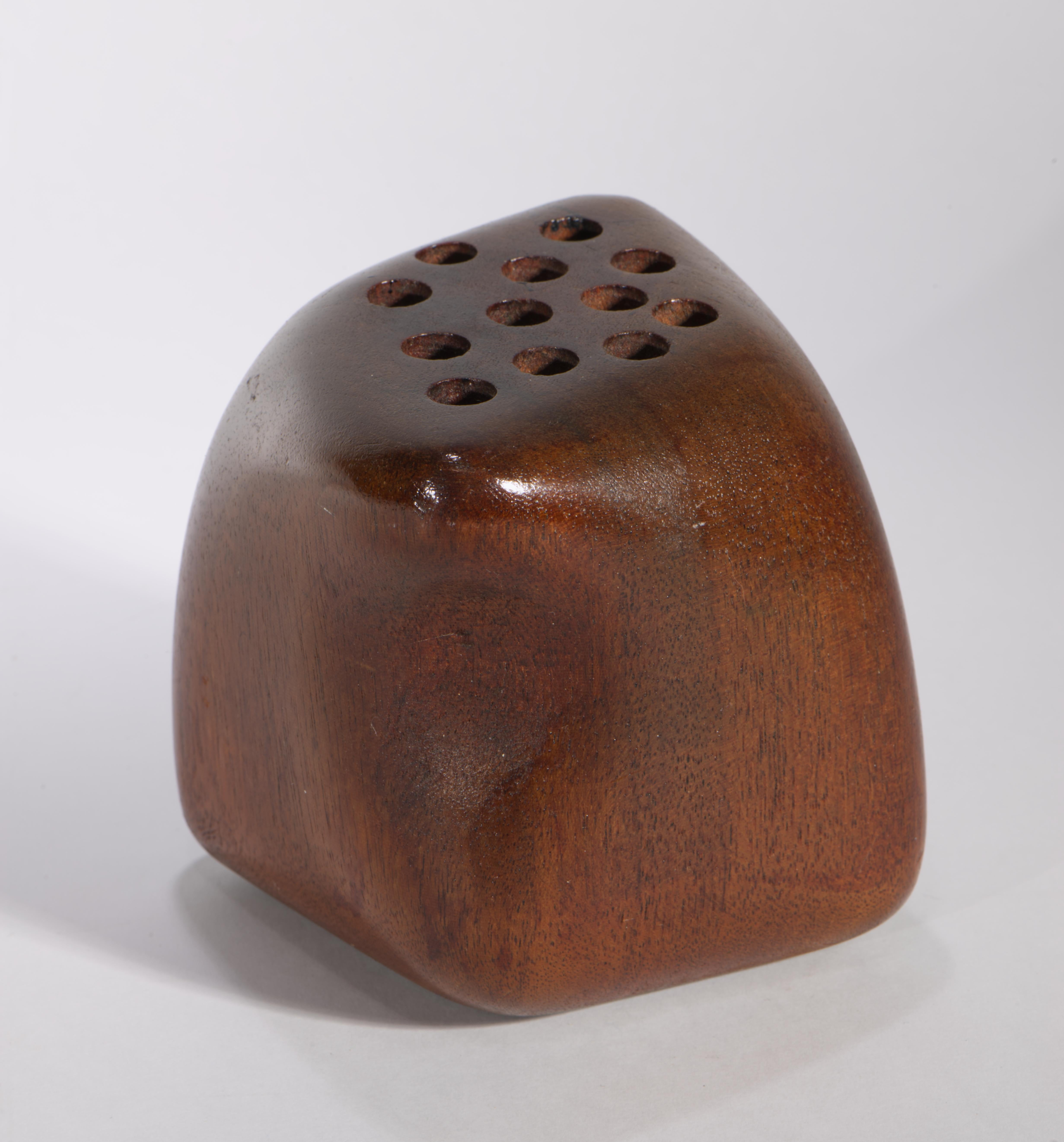 Solid Carved Walnut Wood Pen Brush Stand, American Studio Craft im Zustand „Gut“ im Angebot in Clifton Springs, NY
