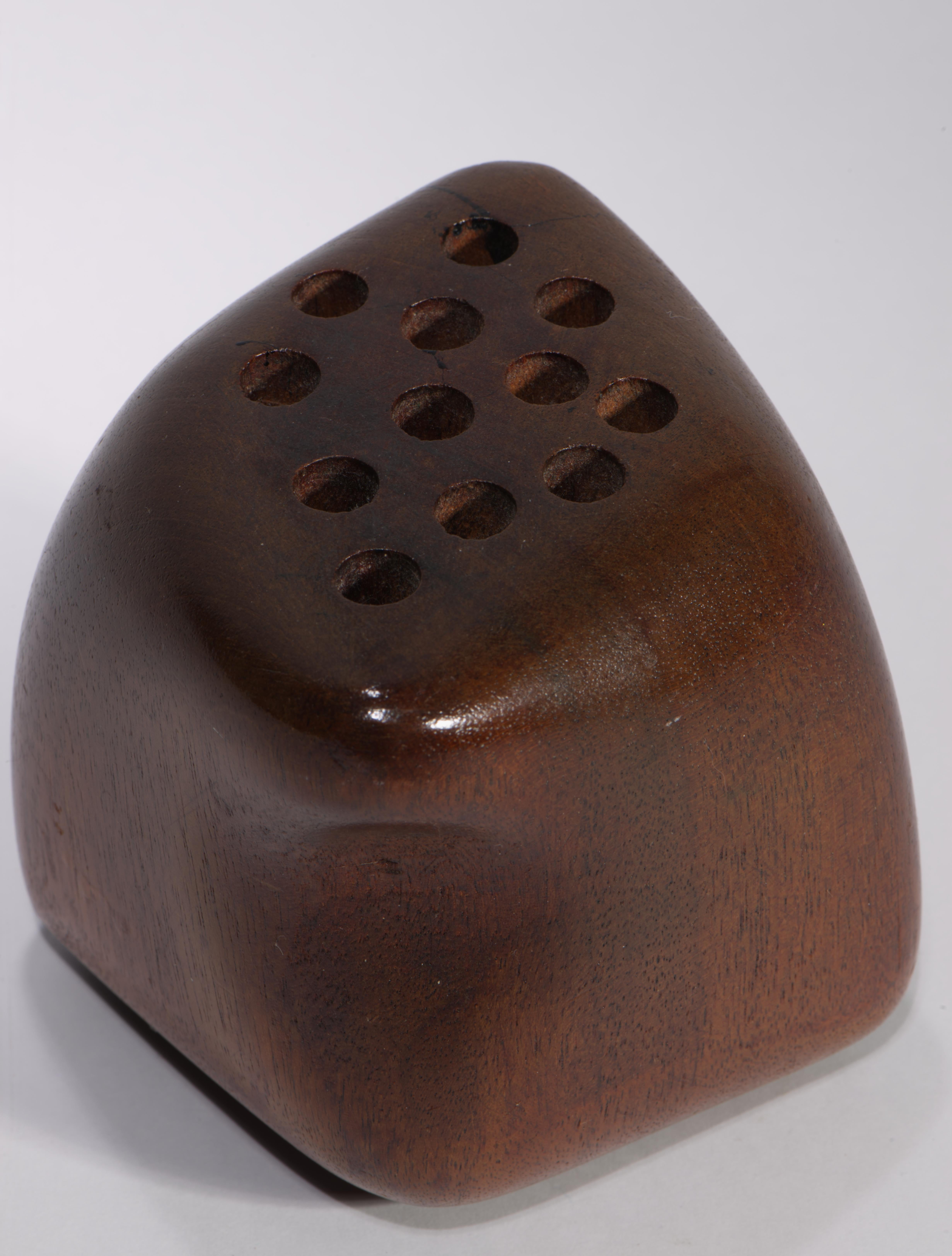 Solid Carved Walnut Wood Pen Brush Stand, American Studio Craft (20. Jahrhundert) im Angebot