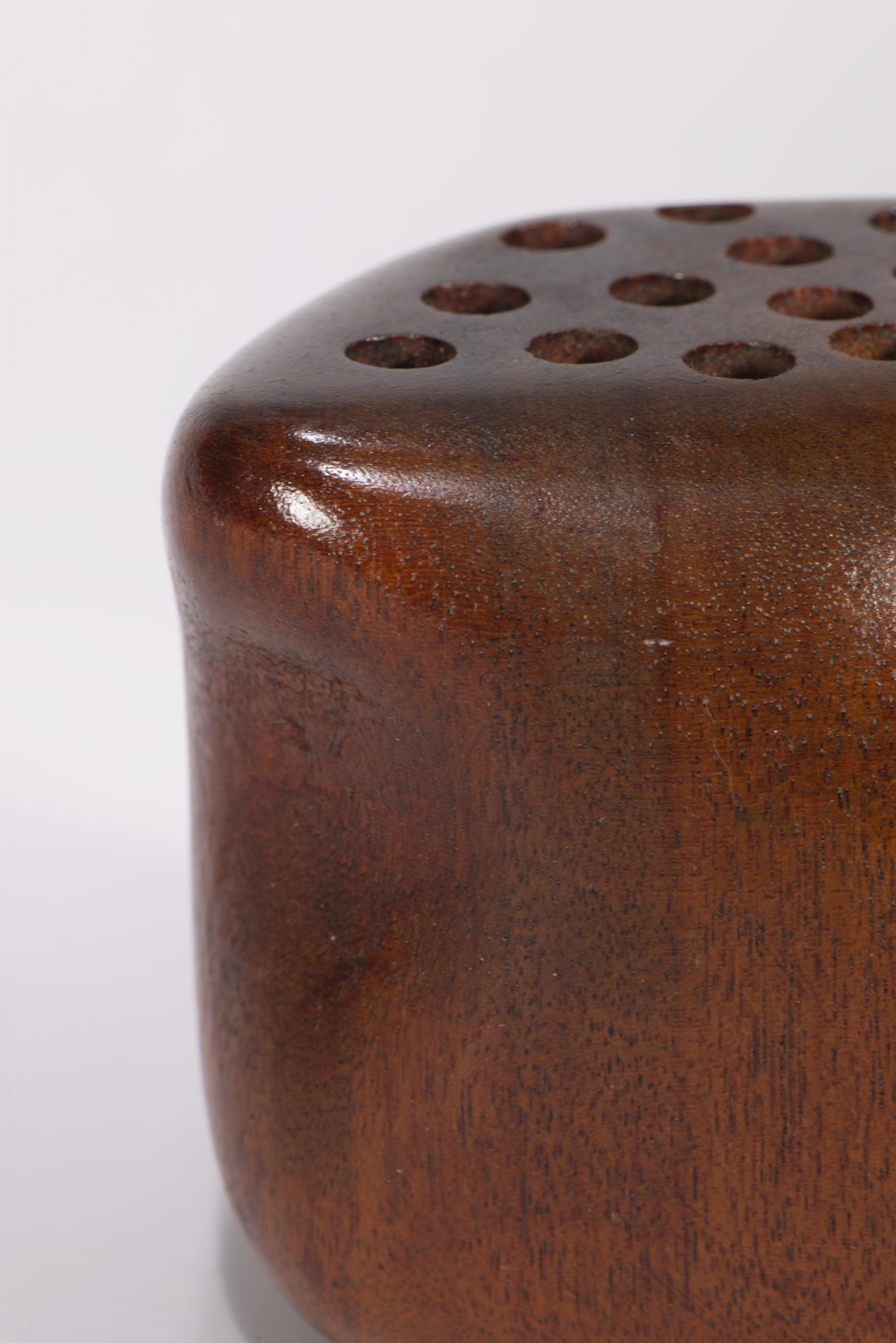 Solid Carved Walnut Wood Pen Brush Stand, American Studio Craft (Walnuss) im Angebot