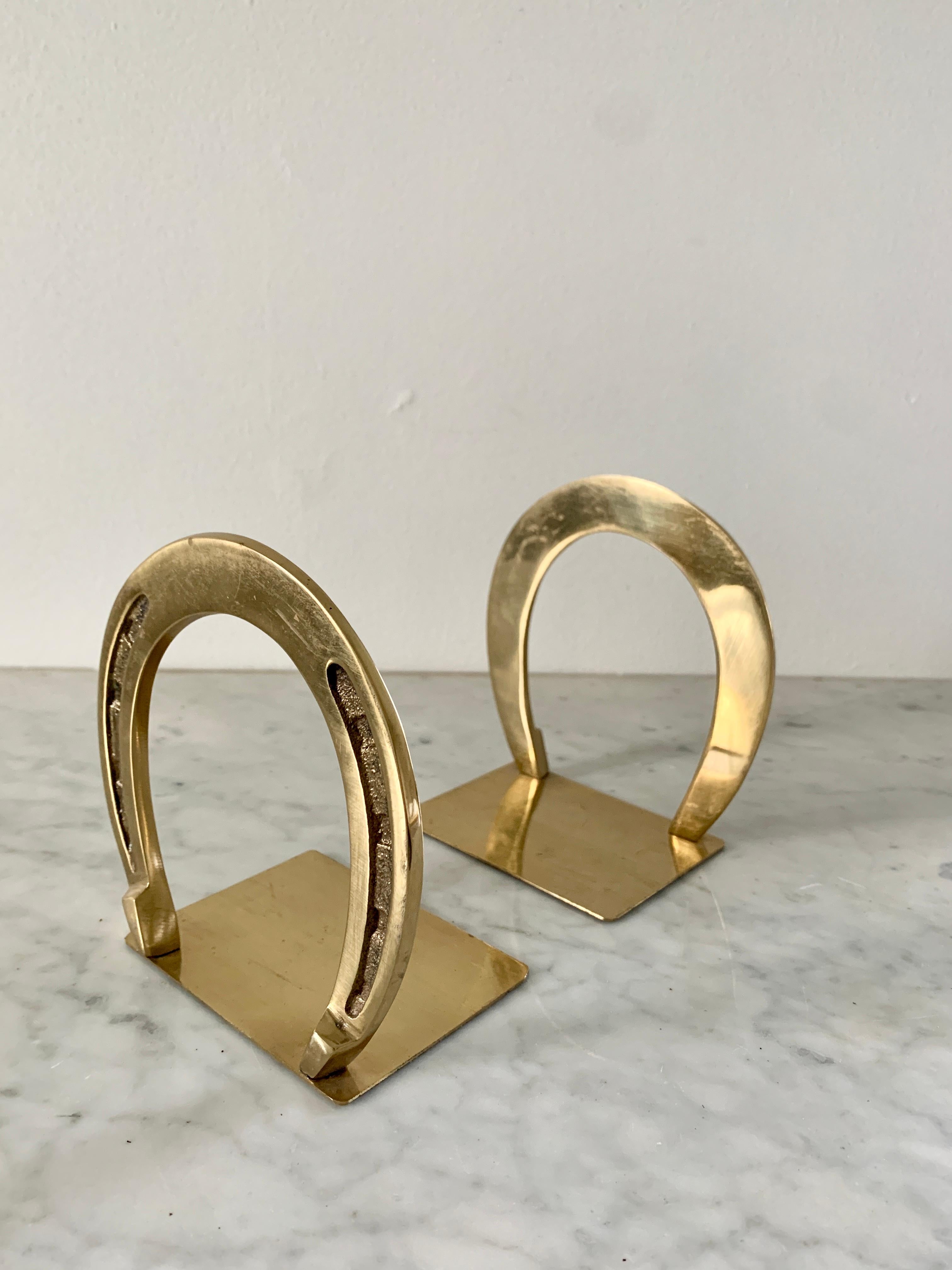 A charming pair of cast solid brass horseshoe bookends

Late-20th Century

Measures: 4.88