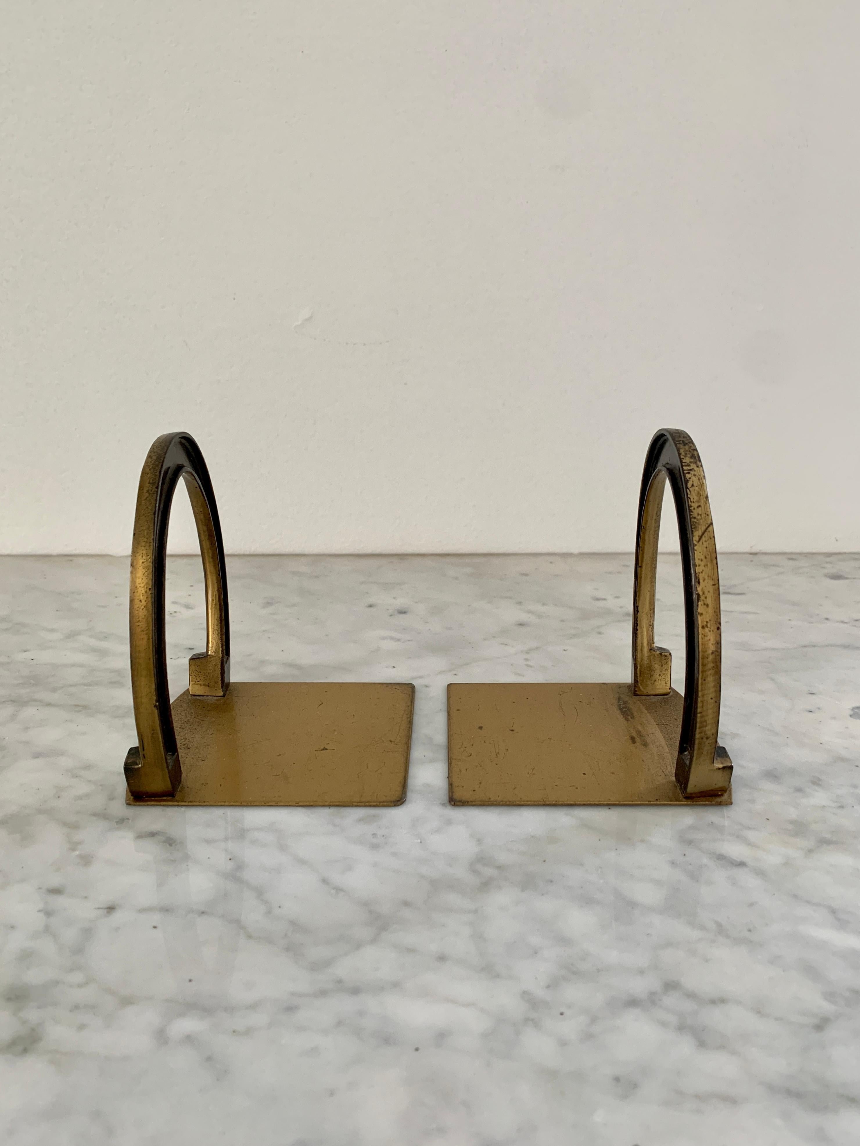 A charming pair of cast solid brass horseshoe bookends.

USA, Mid-20th Century

Measures: 4.13