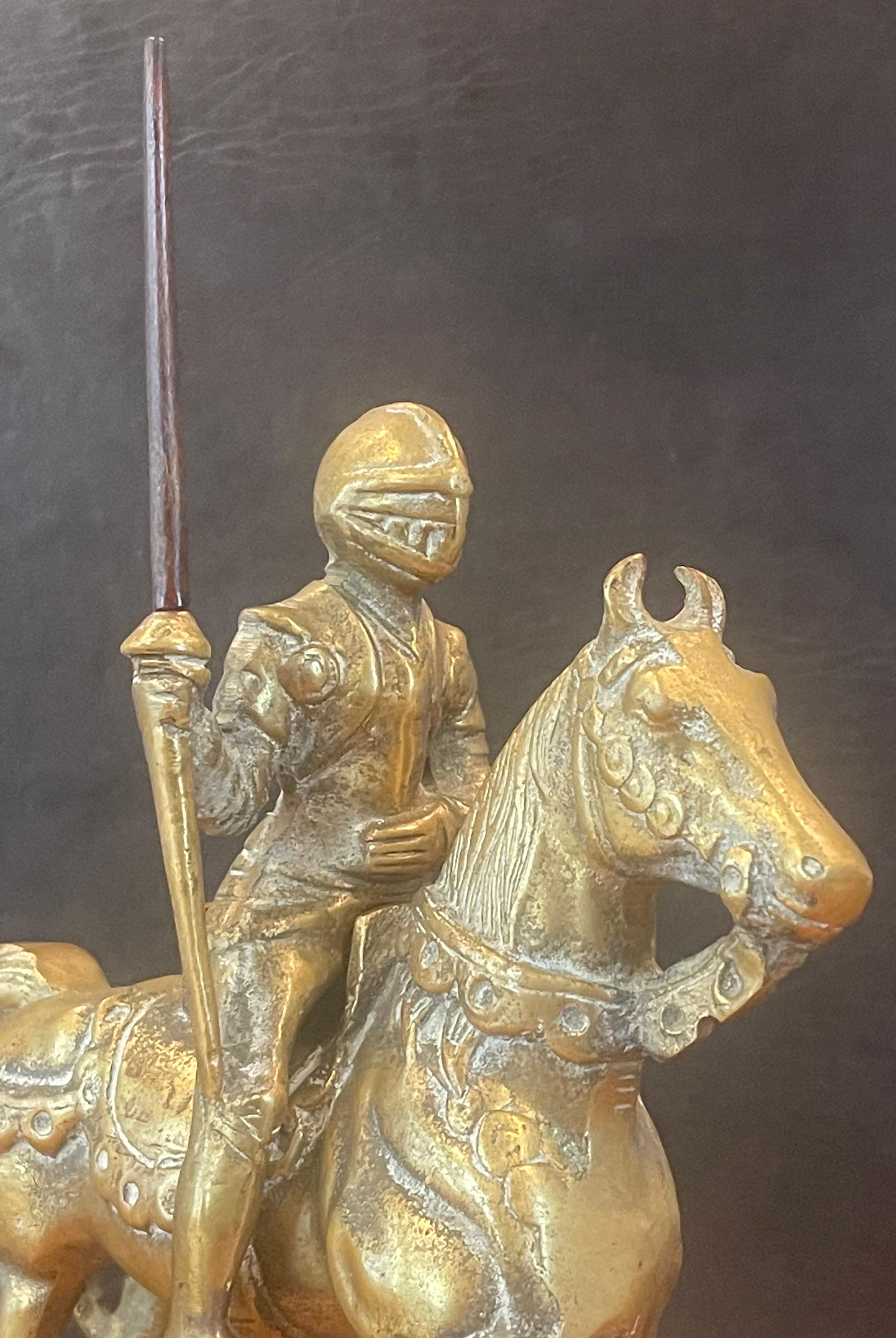 Escultura medieval de latón fundido con armadura de caballero a caballo en venta 3