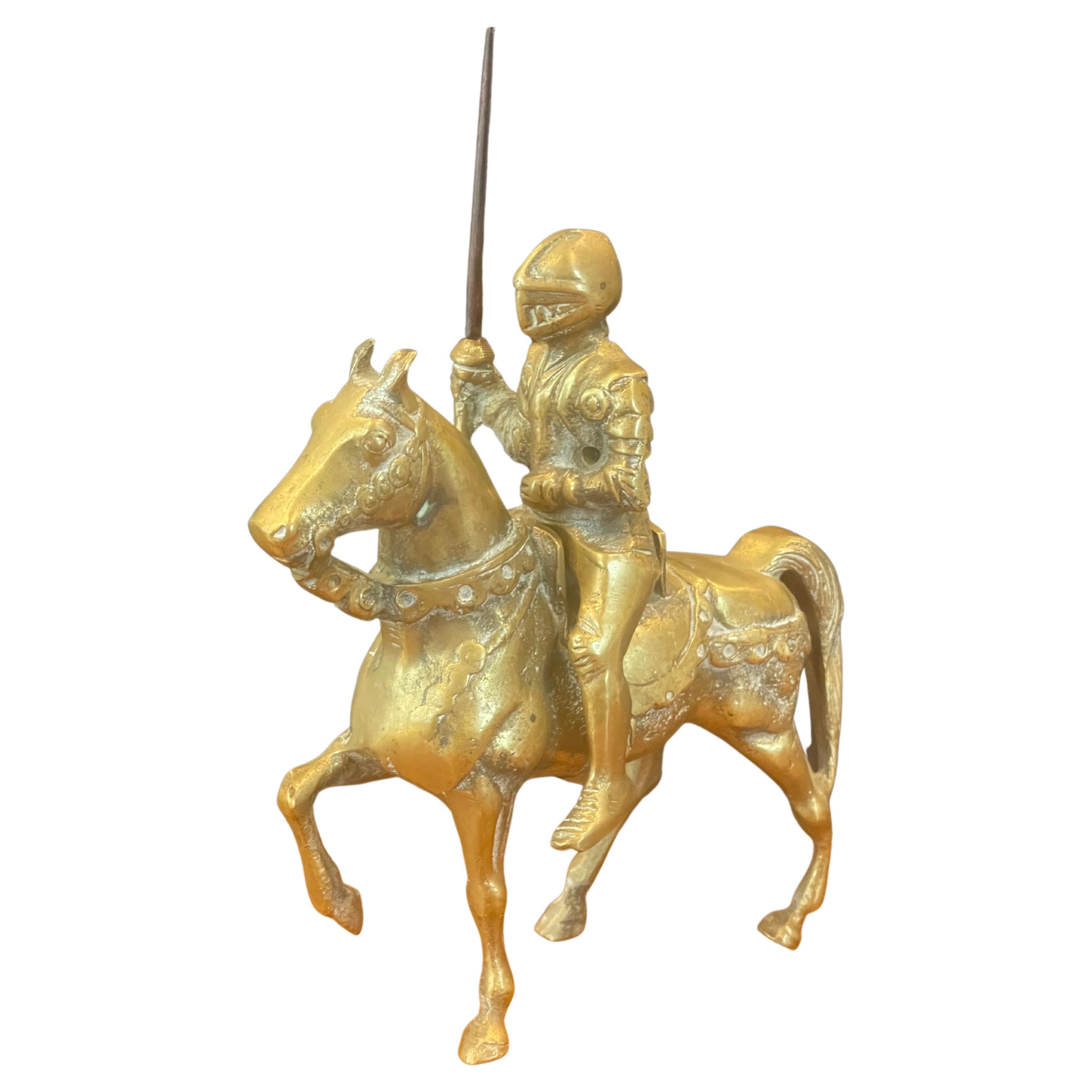 Eine sehr coole und gut detaillierte mittelalterliche gepanzerte Ritter auf Pferd Skulptur aus massivem Messingguss, circa 1970er Jahre. Das Stück ist in sehr gutem Vintage-Zustand und misst 7,25 