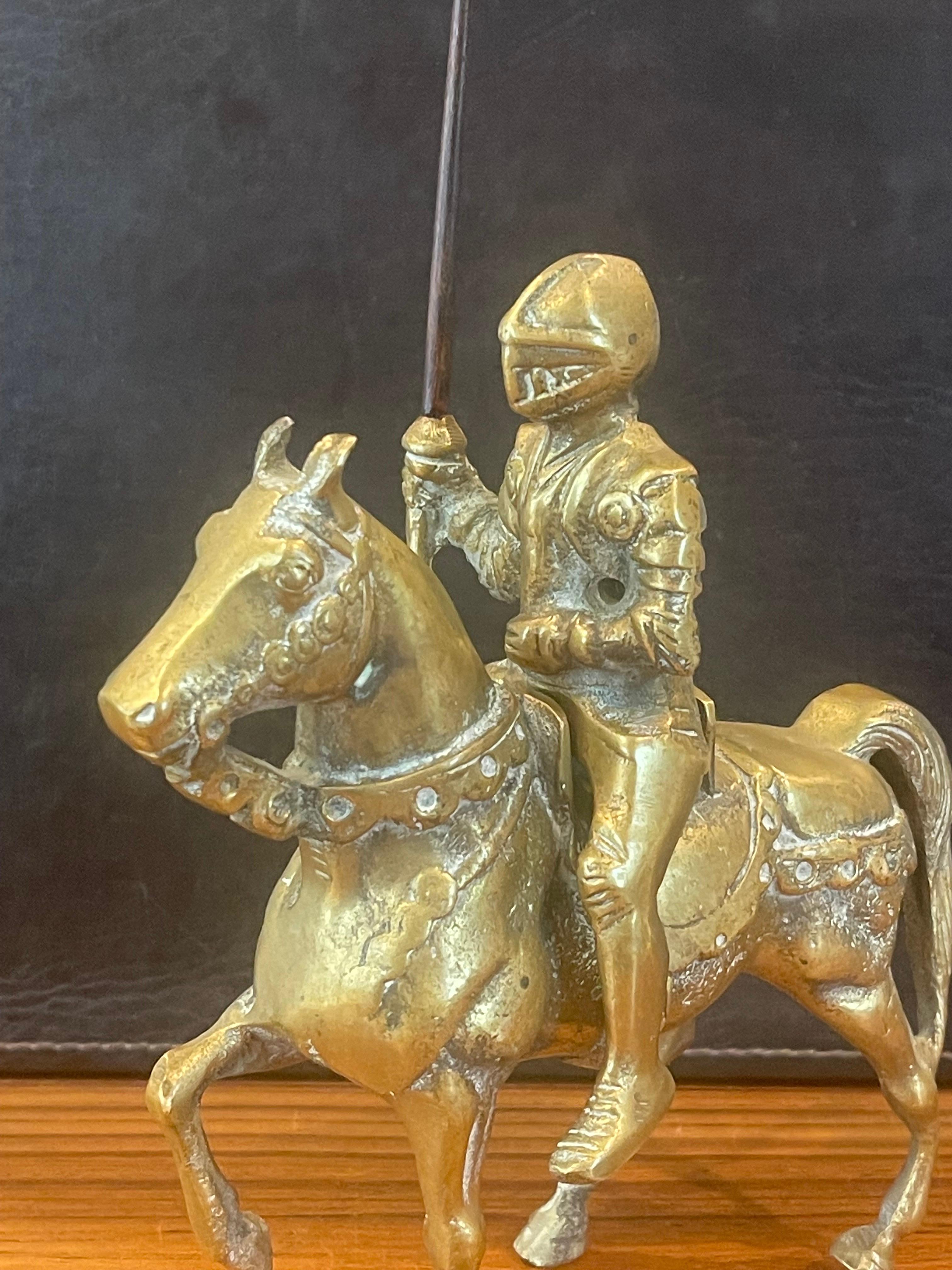 Solide Cast Messing Mittelalterliche gepanzerte Ritter auf Pferd Skulptur (amerikanisch) im Angebot